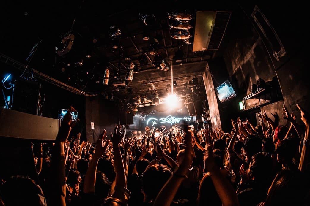 高井淳のインスタグラム：「一夜明け youソロライブ「MESSAGE」 渋谷REX ありがとうございました！！  あっという間のステージでしたね。 音にも曲にも集中しつつ リスペクトを込めプレイ致しました。  一年分くらいのギターソロを浴びたような・・・  追加公演もありますので 気合いれて馳せ参じます。 押忍！！」
