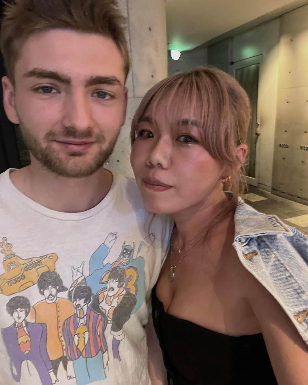 Manamiさんのインスタグラム写真 - (ManamiInstagram)「珍しくselfie BLUM夫妻🤳🏼(マークがご機嫌👍🏻)  と、突然「ナイスガイポーズして」と言われて👍🏻ポーズする私。笑 (ナイスガイポーズ誰かしってる？😇)」5月28日 20時46分 - manashika