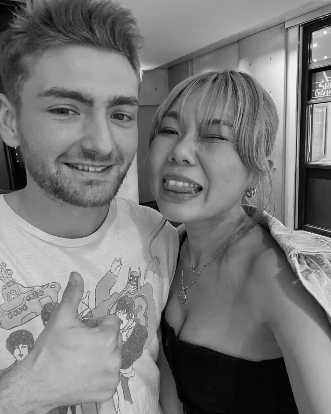 Manamiのインスタグラム：「珍しくselfie BLUM夫妻🤳🏼(マークがご機嫌👍🏻)  と、突然「ナイスガイポーズして」と言われて👍🏻ポーズする私。笑 (ナイスガイポーズ誰かしってる？😇)」