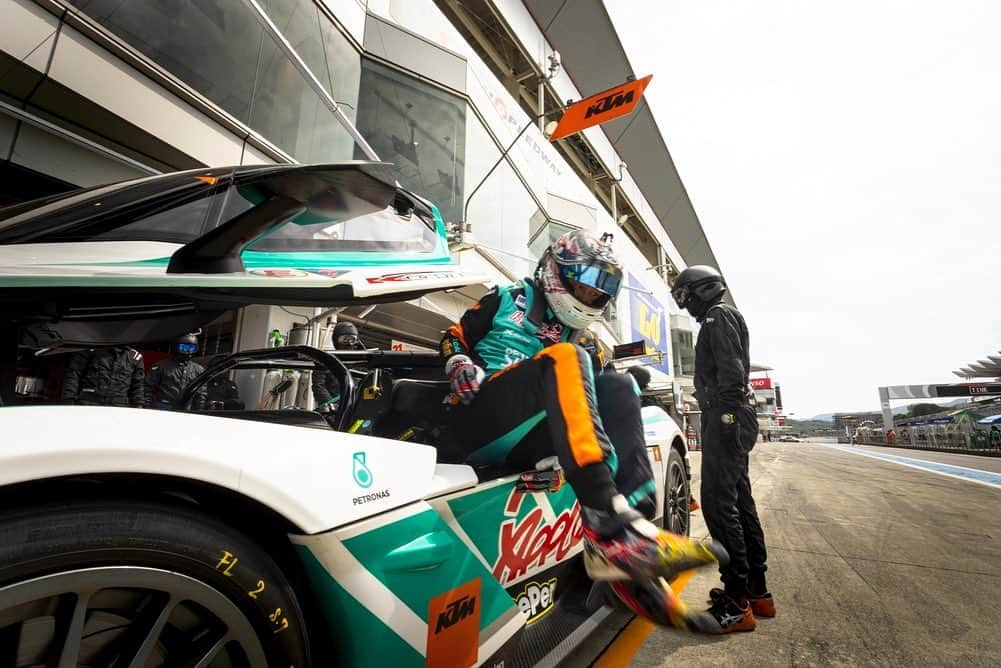 吉本大樹さんのインスタグラム写真 - (吉本大樹Instagram)「27-28May2023🗻 #SuperTaikyuSeries🇯🇵 R2 #FUJI24Hours Yes! P1!! Victory to #KTM @ktm_xbow third time in a row! #HatTrik 2021🥇 2022🥇 2023🥇 Great job by maintenance team @kingelt_official and well deserve it! 接触があってスピンしたり緊急ピットインしたり色々あったけど、今シーズンも、年に一度の、日本で唯一の24時間レースで優勝し三連覇することが出来ました🫶 過酷すぎるレース。簡単に勝ち続けられる訳ではありません。毎度色々ありますが3年連続優勝のハットトリックはチームの裏方の努力あってのことです。 ライバルの不運が無ければバトルは終盤まで縺れ込み、気が抜けない展開が続いたでしょう😅 開幕戦で拾ったポイント、そして今回の優勝を無駄にせず3年連続シリーズチャンピオンに向けて突き進みます！ 沢山の応援ありがとうございました🙏🏻 #SuperTaikyuSeries #スーパー耐久 @supertaikyu_official  #KTM @ktm_xbow  #KazuhoTakahashi #TaiyoIda #チームの長男 @hiroki.katoh  #最強24時間スケット @takashi_5884  #久々にBSタイヤ履きました🛞」5月28日 20時47分 - hiroyoshimoto