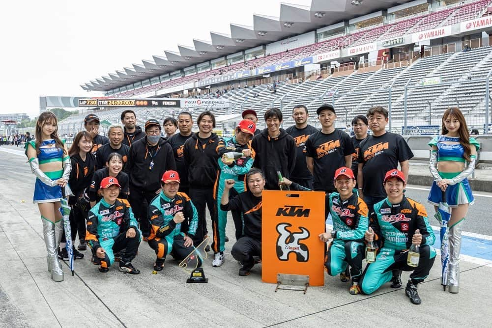 吉本大樹さんのインスタグラム写真 - (吉本大樹Instagram)「27-28May2023🗻 #SuperTaikyuSeries🇯🇵 R2 #FUJI24Hours Yes! P1!! Victory to #KTM @ktm_xbow third time in a row! #HatTrik 2021🥇 2022🥇 2023🥇 Great job by maintenance team @kingelt_official and well deserve it! 接触があってスピンしたり緊急ピットインしたり色々あったけど、今シーズンも、年に一度の、日本で唯一の24時間レースで優勝し三連覇することが出来ました🫶 過酷すぎるレース。簡単に勝ち続けられる訳ではありません。毎度色々ありますが3年連続優勝のハットトリックはチームの裏方の努力あってのことです。 ライバルの不運が無ければバトルは終盤まで縺れ込み、気が抜けない展開が続いたでしょう😅 開幕戦で拾ったポイント、そして今回の優勝を無駄にせず3年連続シリーズチャンピオンに向けて突き進みます！ 沢山の応援ありがとうございました🙏🏻 #SuperTaikyuSeries #スーパー耐久 @supertaikyu_official  #KTM @ktm_xbow  #KazuhoTakahashi #TaiyoIda #チームの長男 @hiroki.katoh  #最強24時間スケット @takashi_5884  #久々にBSタイヤ履きました🛞」5月28日 20時47分 - hiroyoshimoto