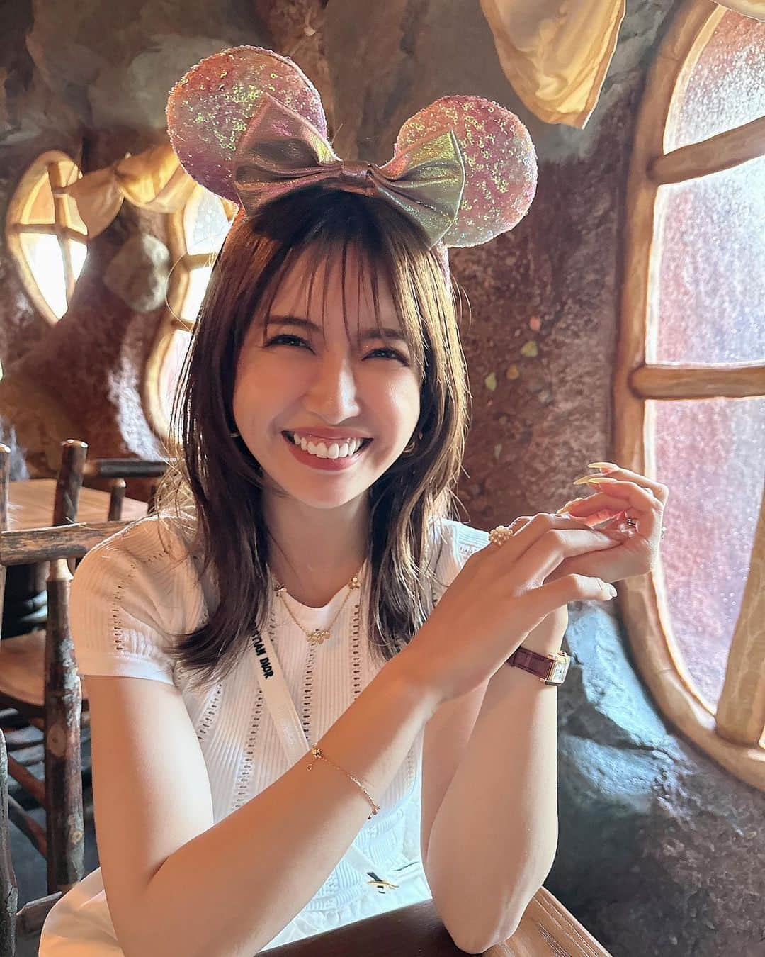 舟山久美子（くみっきー）さんのインスタグラム写真 - (舟山久美子（くみっきー）Instagram)「Disney coordinate✨  今回はちぇちぇくんNew attraction デビュー☺️🤍 いつも通るたびノリノリだったベイマックスへ…！ 81センチという壁を乗り越えられるかドキドキでしたが…  81センチあった〜🥹 (Swip6枚目)  前回よりも乗れるものが増えて、ただただ可愛いと癒しがさらに溢れておりました🥰👌  我が家のタフさに着いていける息子に感謝です🤣🙏  朝イチ行ったら入り口付近でグリーティングもたくさん見れた🤤  40周年記念のパレードまたじっくりみたいので、梅雨入りする前にまた行きたい気持ち🥹  ちなみに、質問にもあった息子のお洋服は、パーク内で購入したよ😘  #disneyland #disneysea #ディズニーコーデ #リンクコーデ #年パス欲しい」5月28日 20時47分 - kumikofunayama