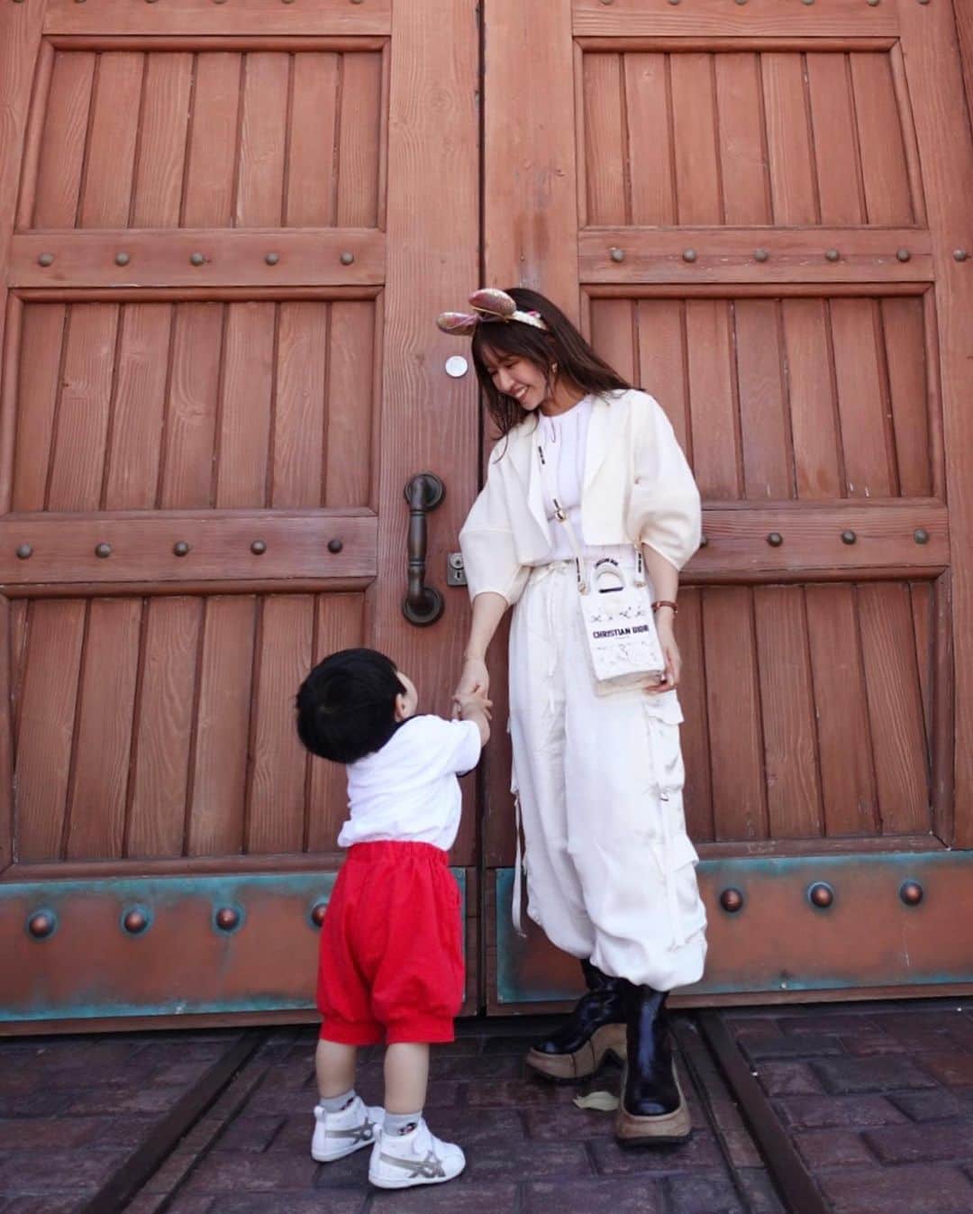 舟山久美子（くみっきー）のインスタグラム：「Disney coordinate✨  今回はちぇちぇくんNew attraction デビュー☺️🤍 いつも通るたびノリノリだったベイマックスへ…！ 81センチという壁を乗り越えられるかドキドキでしたが…  81センチあった〜🥹 (Swip6枚目)  前回よりも乗れるものが増えて、ただただ可愛いと癒しがさらに溢れておりました🥰👌  我が家のタフさに着いていける息子に感謝です🤣🙏  朝イチ行ったら入り口付近でグリーティングもたくさん見れた🤤  40周年記念のパレードまたじっくりみたいので、梅雨入りする前にまた行きたい気持ち🥹  ちなみに、質問にもあった息子のお洋服は、パーク内で購入したよ😘  #disneyland #disneysea #ディズニーコーデ #リンクコーデ #年パス欲しい」