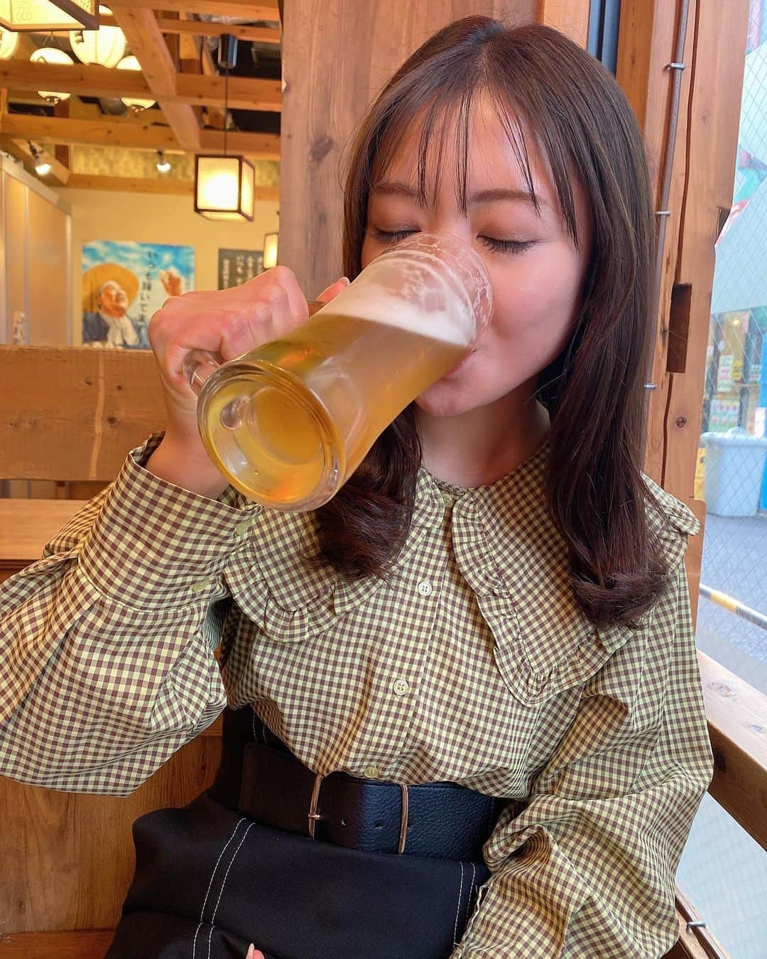 成田梨紗さんのインスタグラム写真 - (成田梨紗Instagram)「ビールが美味しい季節になってきましたね🍺 （いつでも美味しいけど！🤭） ⁡ 今月は母の日とママのお誕生日もありました🎏 一緒にバラを見に行ったら ママの傘もバラみたいでかわいかった🌹 ⁡ もうすぐ梅雨入りかな〜☔️ ⁡ #5月 #お誕生日おめでとう #👩 #酒好きは遺伝 #ほどほどに #🍺」5月28日 20時51分 - narita_risa