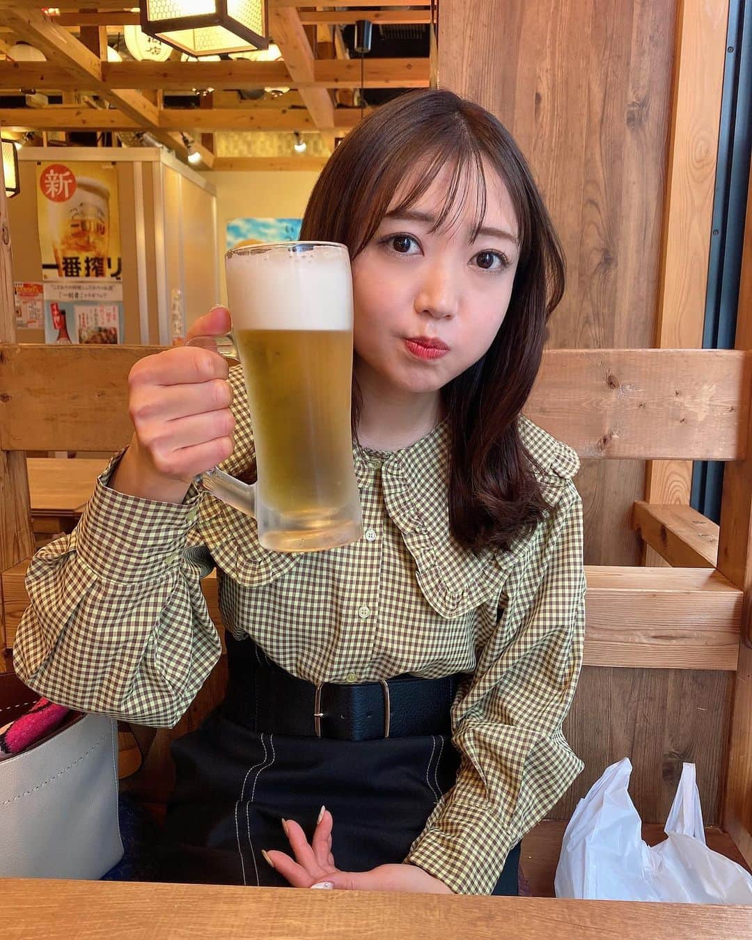 成田梨紗のインスタグラム：「ビールが美味しい季節になってきましたね🍺 （いつでも美味しいけど！🤭） ⁡ 今月は母の日とママのお誕生日もありました🎏 一緒にバラを見に行ったら ママの傘もバラみたいでかわいかった🌹 ⁡ もうすぐ梅雨入りかな〜☔️ ⁡ #5月 #お誕生日おめでとう #👩 #酒好きは遺伝 #ほどほどに #🍺」