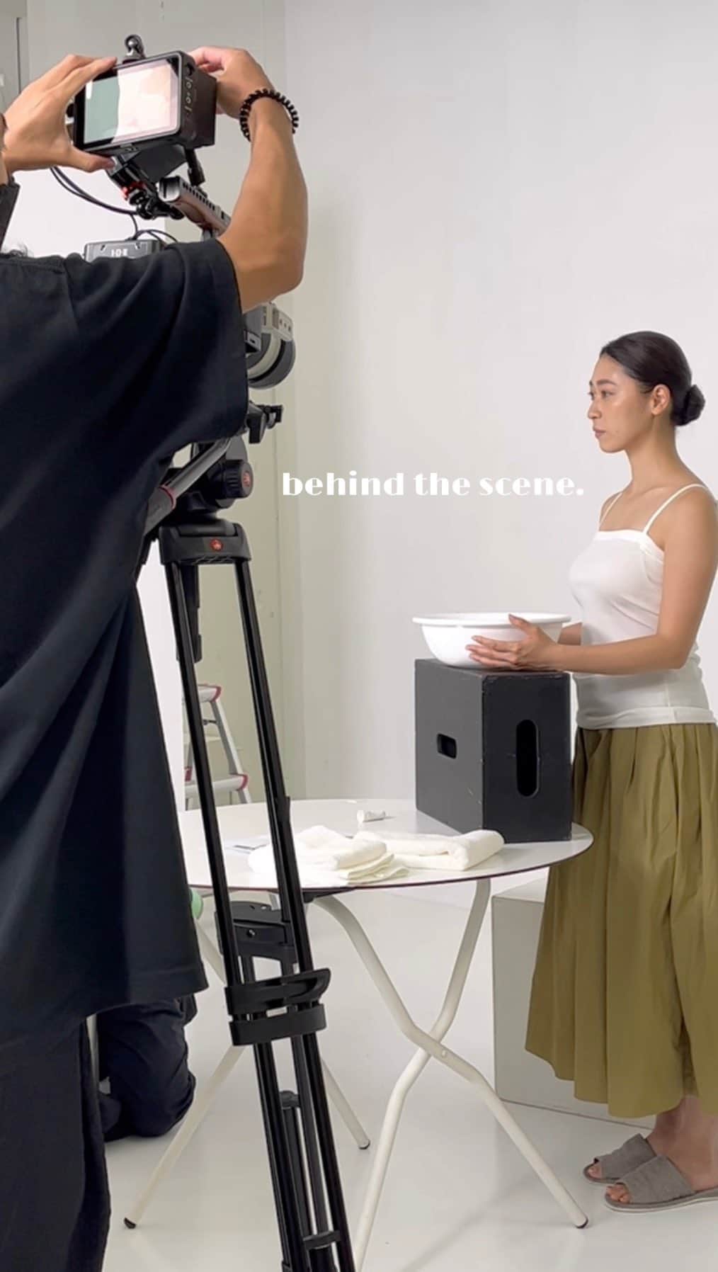 豊森ちはやのインスタグラム：「behind the scene. ⁡ ロボットみたい🤖💫 ⁡ ⁡ ⁡ #撮影現場 #オフショット」