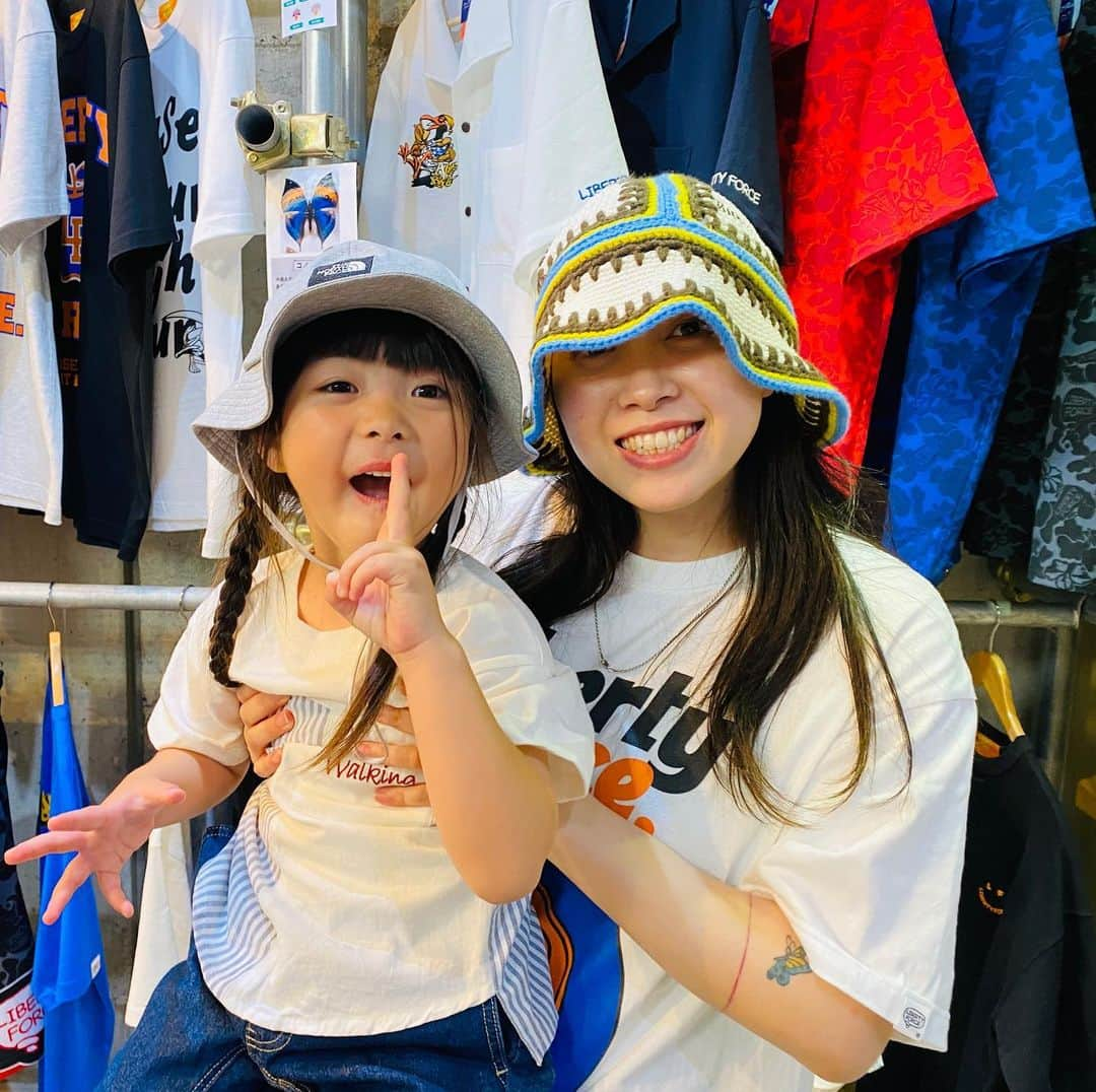 安田由紀奈のインスタグラム：「おひさしぶりみほ💕  元気そうでなにより🥰 かわいい姉弟オソロTシャツgetしました♪  また着てるところ載せるね!! @matumiho   #LIBERTYFORCE #sportycoffee #アメ村 #姉弟  #姉弟コーデ #女の子ママ #男の子ママ 我が家の #キッズモデル」