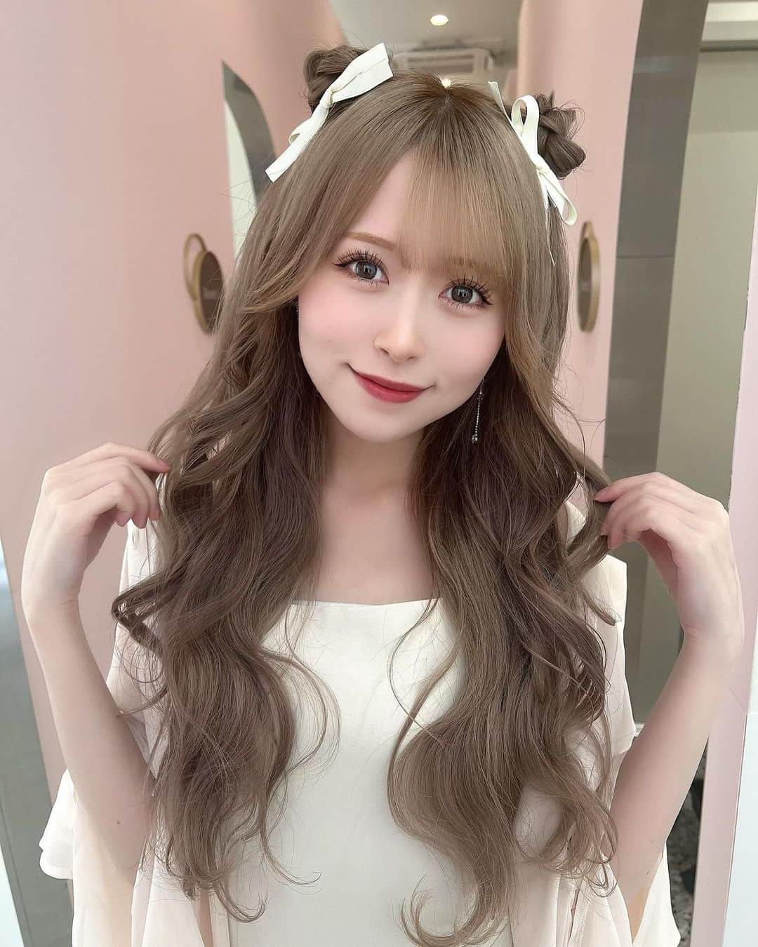 冨吉明日香さんのインスタグラム写真 - (冨吉明日香Instagram)「あいりさん @air___147 さんに 天才ヘアセットしていただきました🌸  人生初あこがれのちぃかわへあ…！🤣🤣笑 ふわふわですごい、、うれしい、、🥹🥹！  このあとたくさん写真撮ったので これから載せていきます😂🫶」5月28日 21時02分 - asuka__t920