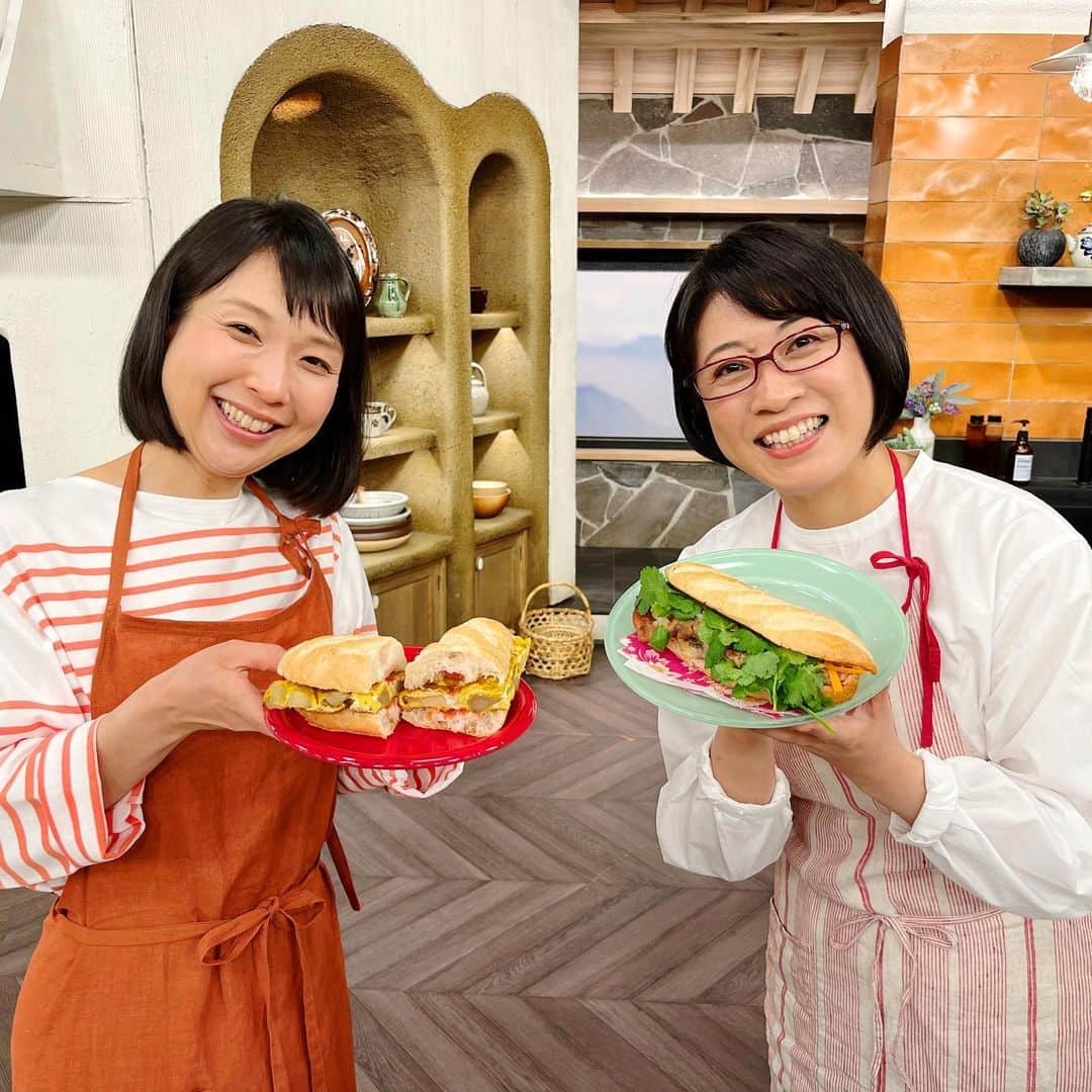 のインスタグラム：「明日5/29(月)NHK「きょうの料理」出演です！“世界のサンドイッチ”作ります🥪 @minnano_kyounoryouri   ■ NHK Eテレ「きょうの料理」 5月29日（月）午後9:00〜午後9:25  (再放送)5月30日（火）午前11:30〜午前11:55  サンドイッチを持って散歩に出かけませんか？ 3カ国のサンドイッチを手に入りやすい材料でご紹介します！  まずは「ベトナムのバインミー」。具はこんがり焼いた豚肉と大根なます、そしてパクチーやミントをたっぷりと。  ２品目は「スペイン風卵焼きサンド」。スパニッシュオムレツのボカディージョ(サンドイッチ)は、パンにトマトをぬるのがポイント。  最後はイギリスのアフターヌーンティー定番の「きゅうりのティーサンド」。きゅうりって昔のイギリスでは高級食材だったんですよ。 きゅうりだけか、、、と侮るなかれ。シンプルなのに後を引くおいしさで、正直コレが1番食べてほしい！  えびとゆで卵のオープンサンド「トーストスカーゲン」はテキストのみのレシピなので、ぜひテキスト5月号もご覧下さい❤️  ということで、みてね〜！！  #きょうの料理 #出演情報 #5月号掲載 #世界のサンドイッチ #ヤミーレシピ #バインミー #ボカディージョ #キューカンバーサンドイッチ #きゅうりサンド #トーストスカーゲン #えびサンド」