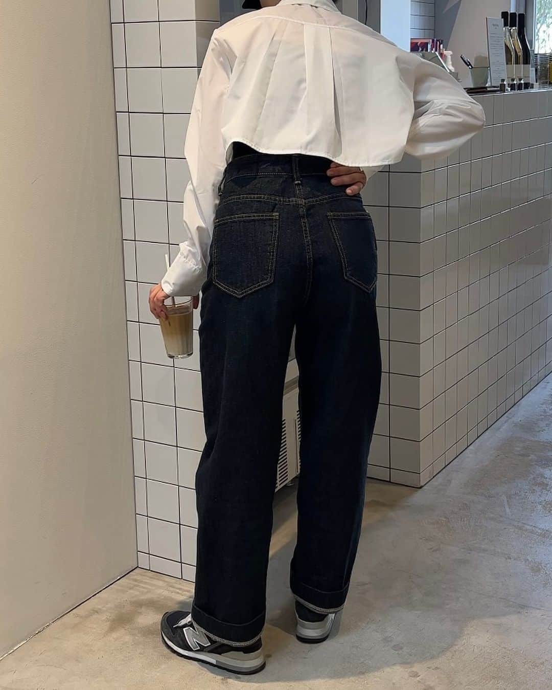 さいとうなるさんのインスタグラム写真 - (さいとうなるInstagram)「👖  白のクロップドシャツに ストレートデニム👖  非常に綺麗なお尻にみえる ストレートデニム。 ウエストはには多少ゆとりがありつつも とっても美脚に見えるんですよね🥺✨  tops... @somom_and_co  pants... @somom_and_co  shoes... @newbalance  . . . #ootd#日々#シンプル#シンプルコーデ#メンズライク #夏コーデ#サムオム#somomandco#サムオムアンドコー#シティーポップ#シティボーイ #シティポップ#ストリートシック#ストリートコーデ #ストリート#アウトドアファッション#popey#ポパイ#cityboy#citystyle#シャツ#クロップドシャツ#デニム#ストレートデニム#デニムコーデ#newbalance #newbalance996#ニューバランス#ニューバランス996」5月28日 20時59分 - naru060708