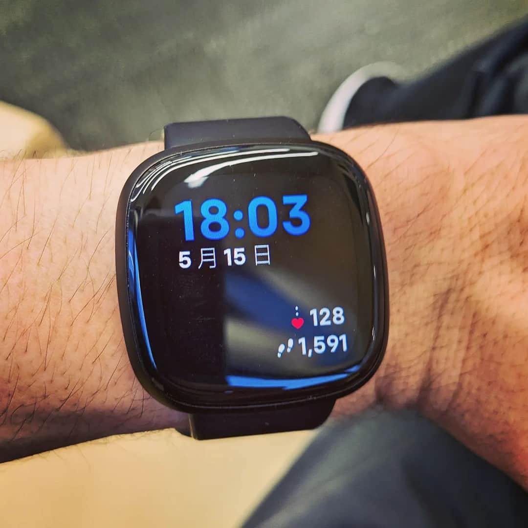 のインスタグラム：「@watadon_ さん、いつも投稿ありがとうございます✨ ご愛用の#FitbitVersa3 はGoogleアシスタント搭載でさらに使い勝手がUP↗︎ 使えば使うほど手放せなくなりますよ😆 みなさんもステキな写真が撮れたら#マイフィットビット で投稿してみてくださいね〜❗️」