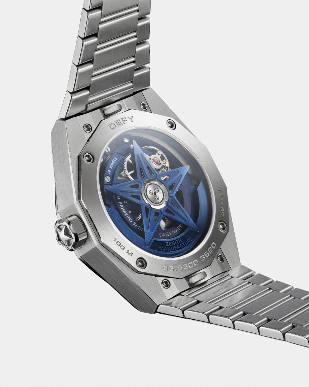 ゼニスのインスタグラム：「#DefySkylineSkeleton: Visible from the front as well as the sapphire display back is the open-worked version of the high-frequency automatic El Primero calibre, the 3620 SK. Built with a similar architecture as the El Primero 3600 1/10th of a second chronograph and decorated in the same colour as the open dial, this automatic manufacture movement drives the 1/10th of a second hand directly from the 5Hz escapement. The automatic winding mechanism with bi-directional rotor with a star motif delivers a power reserve of approximately 60 hours.」
