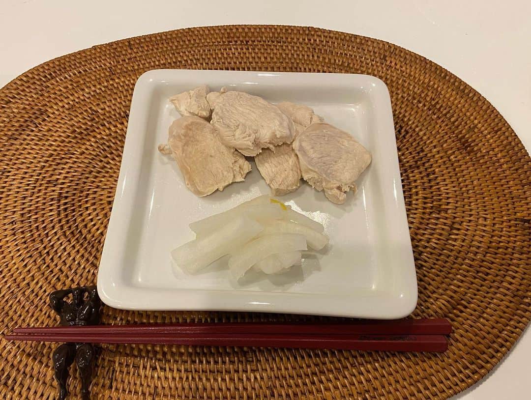 喜多村章子さんのインスタグラム写真 - (喜多村章子Instagram)「5月28日のトレーニングと食事です ・ 「同じ目標を持つ人の存在」 ・ ライバルだっだり仲間だったり憧れだっだり。日々の過ごし方、何気ない言葉さえ勉強になります。 ・ 今日のお昼は、そんな仲間とお寿司屋さんへ。お魚の美味しさに歓喜！ そして、100gくらい酢飯を食べました。 こちらも歓喜！ ・ 楽しい東京滞在を終え、名古屋に戻って乗った地下鉄で、不思議な雰囲気のオジサンが、窓を開けながら車内を歩いて行きました。 こちらは換気😅 ・ 今日もありがとうございました！ ・ #fitness #training #workout #bodybilding #筋トレ #女子フィジーク」5月28日 21時00分 - nattsu.bm.72233