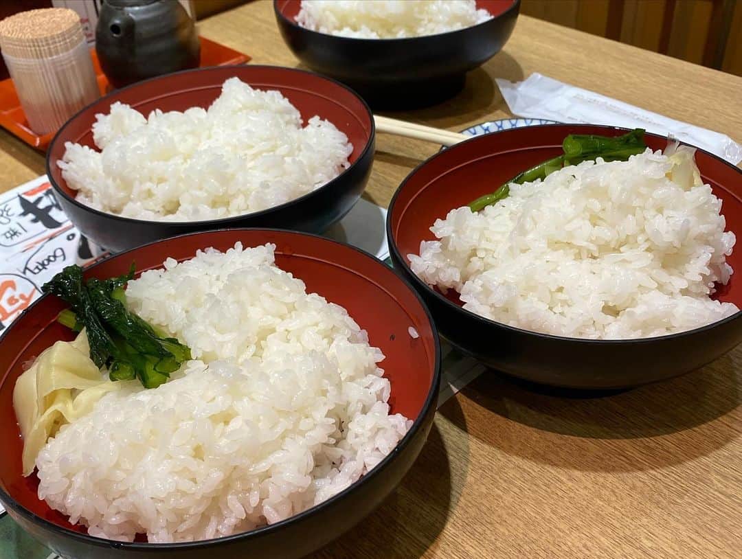 喜多村章子さんのインスタグラム写真 - (喜多村章子Instagram)「5月28日のトレーニングと食事です ・ 「同じ目標を持つ人の存在」 ・ ライバルだっだり仲間だったり憧れだっだり。日々の過ごし方、何気ない言葉さえ勉強になります。 ・ 今日のお昼は、そんな仲間とお寿司屋さんへ。お魚の美味しさに歓喜！ そして、100gくらい酢飯を食べました。 こちらも歓喜！ ・ 楽しい東京滞在を終え、名古屋に戻って乗った地下鉄で、不思議な雰囲気のオジサンが、窓を開けながら車内を歩いて行きました。 こちらは換気😅 ・ 今日もありがとうございました！ ・ #fitness #training #workout #bodybilding #筋トレ #女子フィジーク」5月28日 21時00分 - nattsu.bm.72233