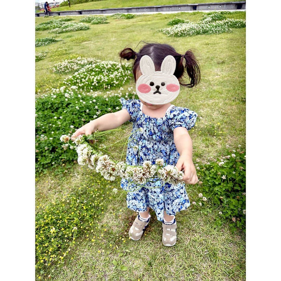 永末まゆさんのインスタグラム写真 - (永末まゆInstagram)「久しぶりにシロツメクサの花冠をつくったよー☘️  ジブリの世界みたいに、見渡す限りシロツメクサが咲いていた#潮風公園 ✨  橋を渡ったら目の前に海が広がってて、文字通り潮風が最高に気持ち良い公園⛲️  都内に住んで20年以上なのに、まだまだ知らない素敵な場所がたくさんあるね。子どもが私の世界を広げてくれている気がする🥺☘️  ・ ・ ・ #都内公園 #子連れお出かけ #都内子連れスポット #シロツメクサの花冠 #撮影スポット」5月28日 21時00分 - nagasuemayu