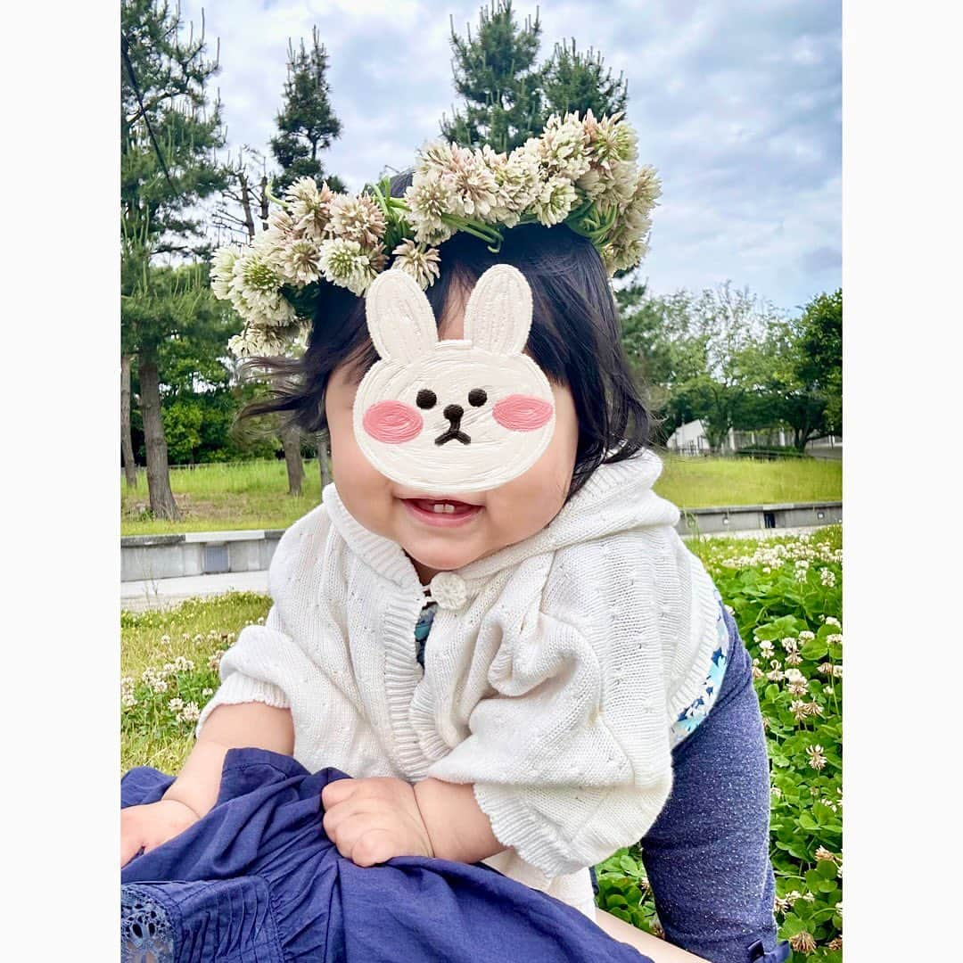 永末まゆさんのインスタグラム写真 - (永末まゆInstagram)「久しぶりにシロツメクサの花冠をつくったよー☘️  ジブリの世界みたいに、見渡す限りシロツメクサが咲いていた#潮風公園 ✨  橋を渡ったら目の前に海が広がってて、文字通り潮風が最高に気持ち良い公園⛲️  都内に住んで20年以上なのに、まだまだ知らない素敵な場所がたくさんあるね。子どもが私の世界を広げてくれている気がする🥺☘️  ・ ・ ・ #都内公園 #子連れお出かけ #都内子連れスポット #シロツメクサの花冠 #撮影スポット」5月28日 21時00分 - nagasuemayu