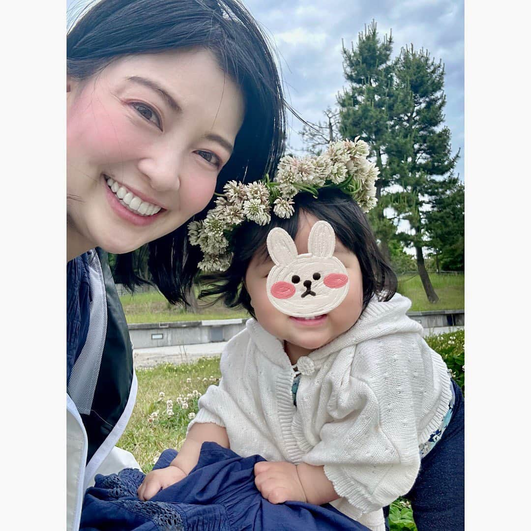 永末まゆさんのインスタグラム写真 - (永末まゆInstagram)「久しぶりにシロツメクサの花冠をつくったよー☘️  ジブリの世界みたいに、見渡す限りシロツメクサが咲いていた#潮風公園 ✨  橋を渡ったら目の前に海が広がってて、文字通り潮風が最高に気持ち良い公園⛲️  都内に住んで20年以上なのに、まだまだ知らない素敵な場所がたくさんあるね。子どもが私の世界を広げてくれている気がする🥺☘️  ・ ・ ・ #都内公園 #子連れお出かけ #都内子連れスポット #シロツメクサの花冠 #撮影スポット」5月28日 21時00分 - nagasuemayu