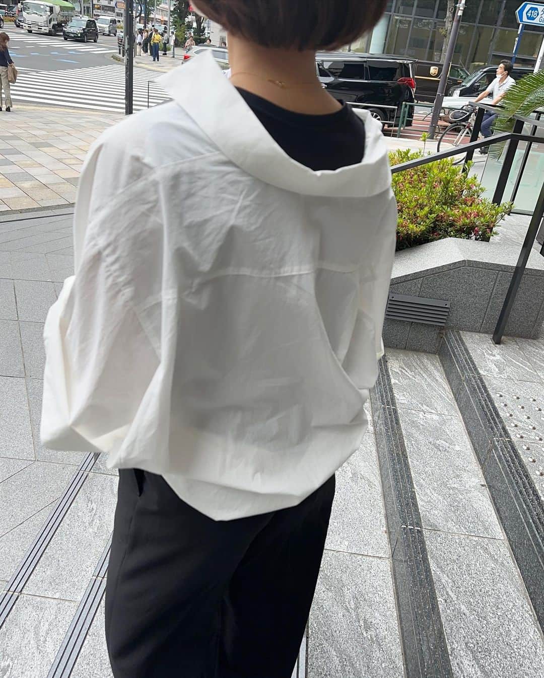 yukoさんのインスタグラム写真 - (yukoInstagram)「先日のコーディネート 肌寒い日や日焼け対策に、さっと羽織るのに便利なコクーンシルエットの半袖シャツ。オーバーサイズが断然可愛い🥹ショートパンツやワンピースにも合わせたいなぁ☺️  shirt @arpege_story  pants @norc.jp  bag @hermes  shoes @letalon_jp」5月28日 21時01分 - sa_youu