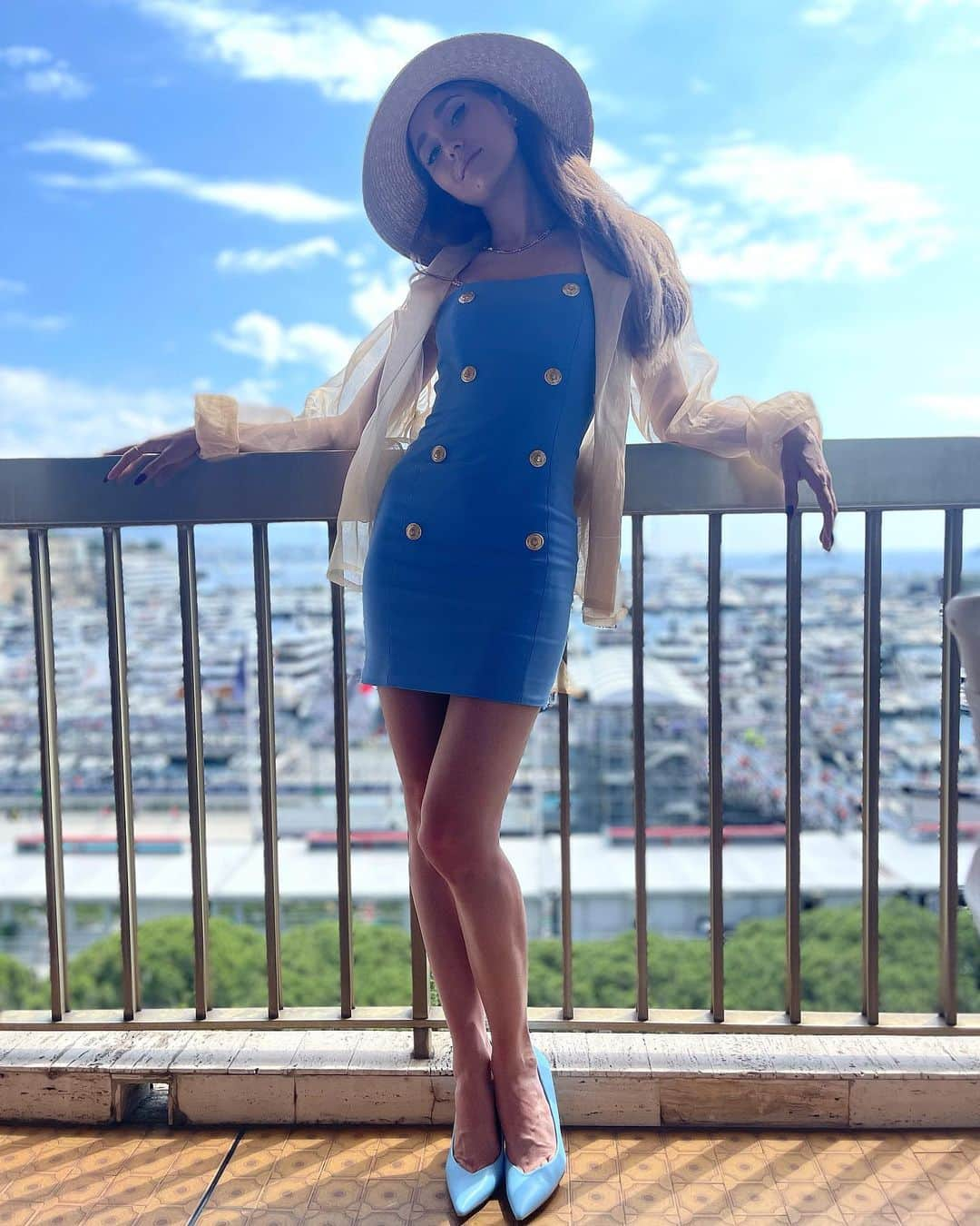 アンジェリーク・アバチキナのインスタグラム：「It’s race time, isn’t it? 😉🏁 #monaco #monacograndprix #grandprix2023 #f1 #f1grandprix #formula1 #summer #hat #heels #car #race」