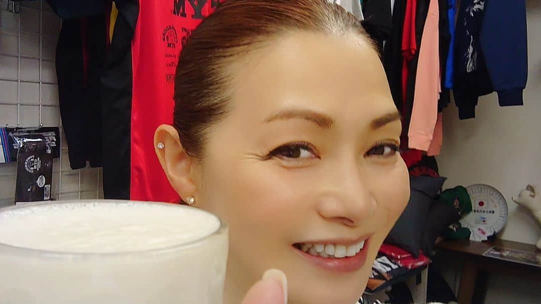 渡辺めぐみさんのインスタグラム写真 - (渡辺めぐみInstagram)「2024年の還暦に向かって、3年ぶりにスタートしているパーソナルトレーニング🙂💪  頑張ってます💪💪💪  パワーハウスジム東京で、IFBBプロボディビルダー 山岸秀匡と3年ぶりにお会いしました😁👍  また、コツコツ頑張れます🙂⤴️❤️  仕上げは、ゴールデンタイムにプロテインも飲みますよ😍😍😍  来年に向かって、頑張ります🙂⤴️  #パーソナルトレーニング #パーソナル #ジムトレ #還暦に向かって #筋トレ #筋肉貯筋 #instagramjapan  @fumiyukisaito  @powerhousegym_tokyojapan  @hideyamagishi」5月28日 21時12分 - meguheart