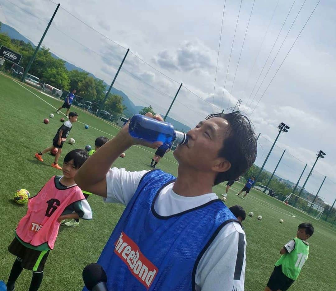 福西崇史さんのインスタグラム写真 - (福西崇史Instagram)「. KAMAMOTO Football Festival in 石川⚽️ （釜本さんと主催のスリーボンドの宮内さん） . 子供達のレベルも高く、 意識も変わってきた感じなのでこれからが楽しみ⚽️ . 暑くなってるので、 しっかり水分補給をしましょう💧 . #釜本フットボールフェスティバル #石川 #金沢 #釜本邦茂 #福西崇史 #threebond #soccer #北陸大学フットボールパーク」5月28日 21時11分 - takashi_fukunishi