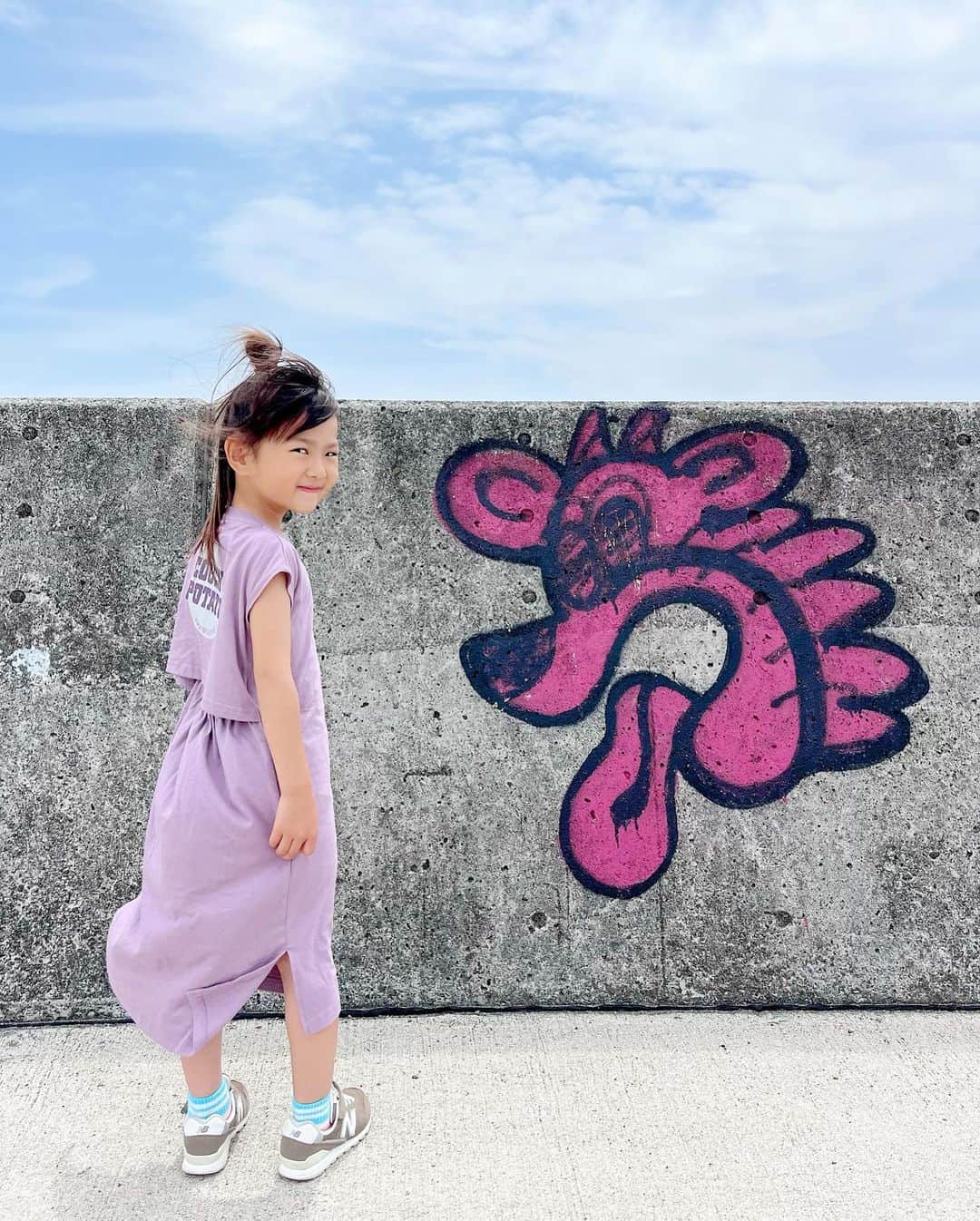 菊地あやかのインスタグラム：「. ☑︎ @devirock__official さんの 可愛い夏ワンピース👧🏻🍹💜  size/ 110  color/ Dラベンダー 背中がチラッと見えるデザインが かわちぃ🥺カラーも豊富で迷う🥺🥺 お値段もプチプラで嬉しいいい🫶🏻💕  ⋆⸜ devirock初めての方限定⸝⋆ ☑︎クーポン【6001】を入力後購入で 15 % OFF .’ .’ ☑︎ 2023年8月31日まで☺︎ 1人1回まで使えるので是非！！！🥰  チェックしてみてね〜🤍ˊ˗  #devirock#デビロックコーデ#女の子コーデ #もっと親子になろう#小学生コーデ#3兄弟 #むすめふく#むすめコーデ#女の子ママ#6歳」