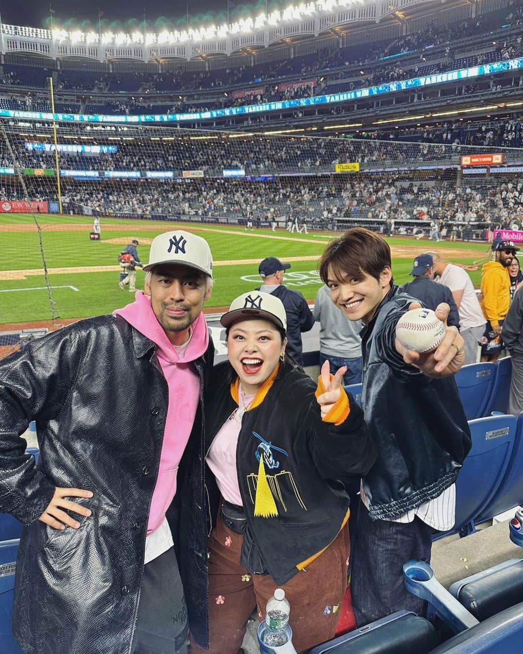のインスタグラム：「本当に信じられないことが起こった！！  ヤンキースタジアムで 野球観戦  ヤンキースサヨナラ勝ち！  しかもそのボールを 選手がスタンドに投げてくれて それをキャッチ！！  日本のプロ野球 めちゃくちゃ観に行ってますけど ボールが近くに飛んできたことすら ないです。  なのに初のメジャーリーグで まさかのキャッチ！！  なにこれ！？！？  そんなことある！？  トラブルメーカー×2でも たまにはいいこともおきます。」