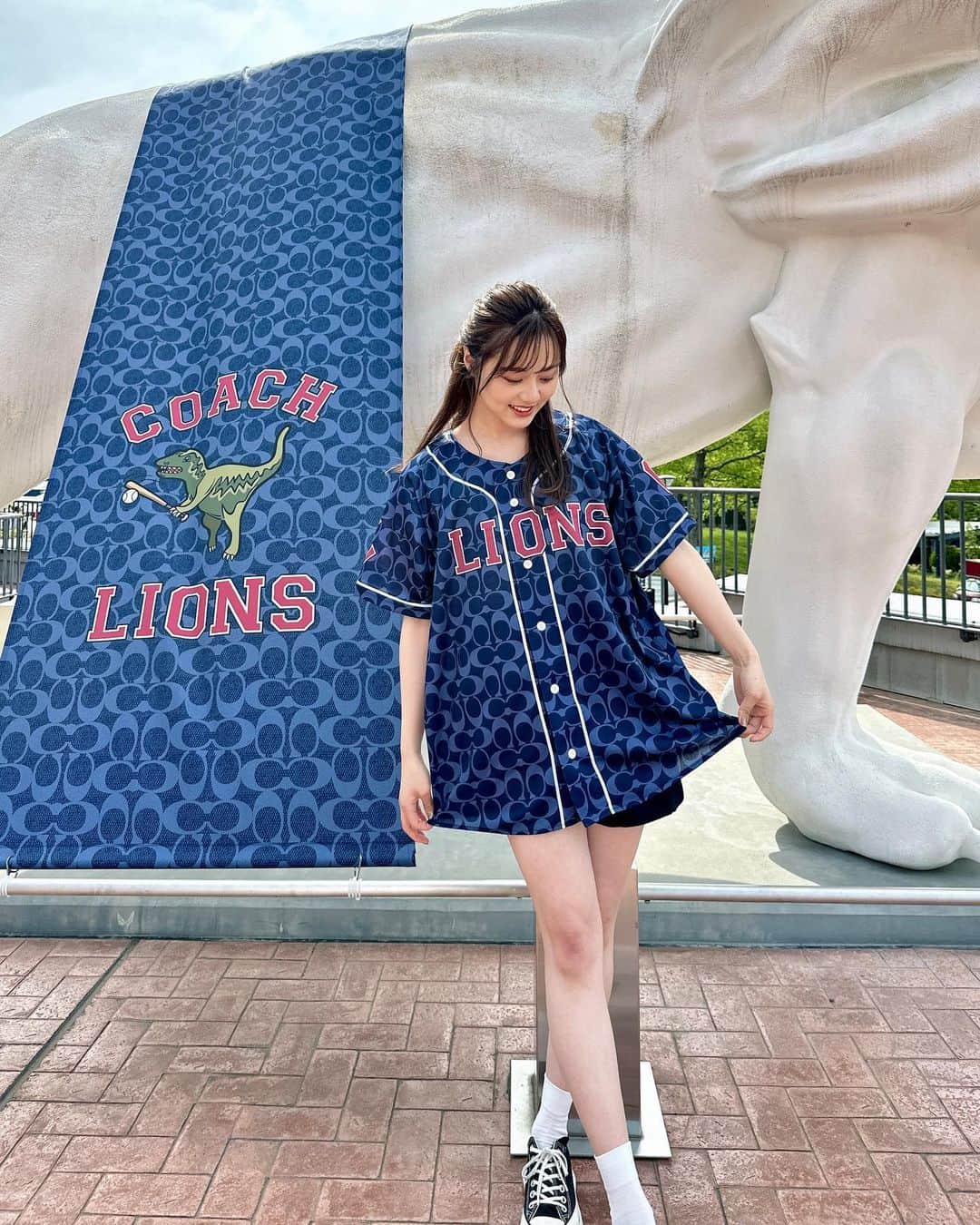 tomoのインスタグラム：「⁡ ⁡ COACH×LIONS獅子女ユニフォーム🦁 ⁡ ⁡ 全身も載せておこっと！！ ⁡ ⁡ ⁡ ⁡ ⁡ ⁡ #COACH #LIONS #コラボユニフォーム #野球ユニフォーム #西武ライオンズ #ベルーナドーム #野球女子」