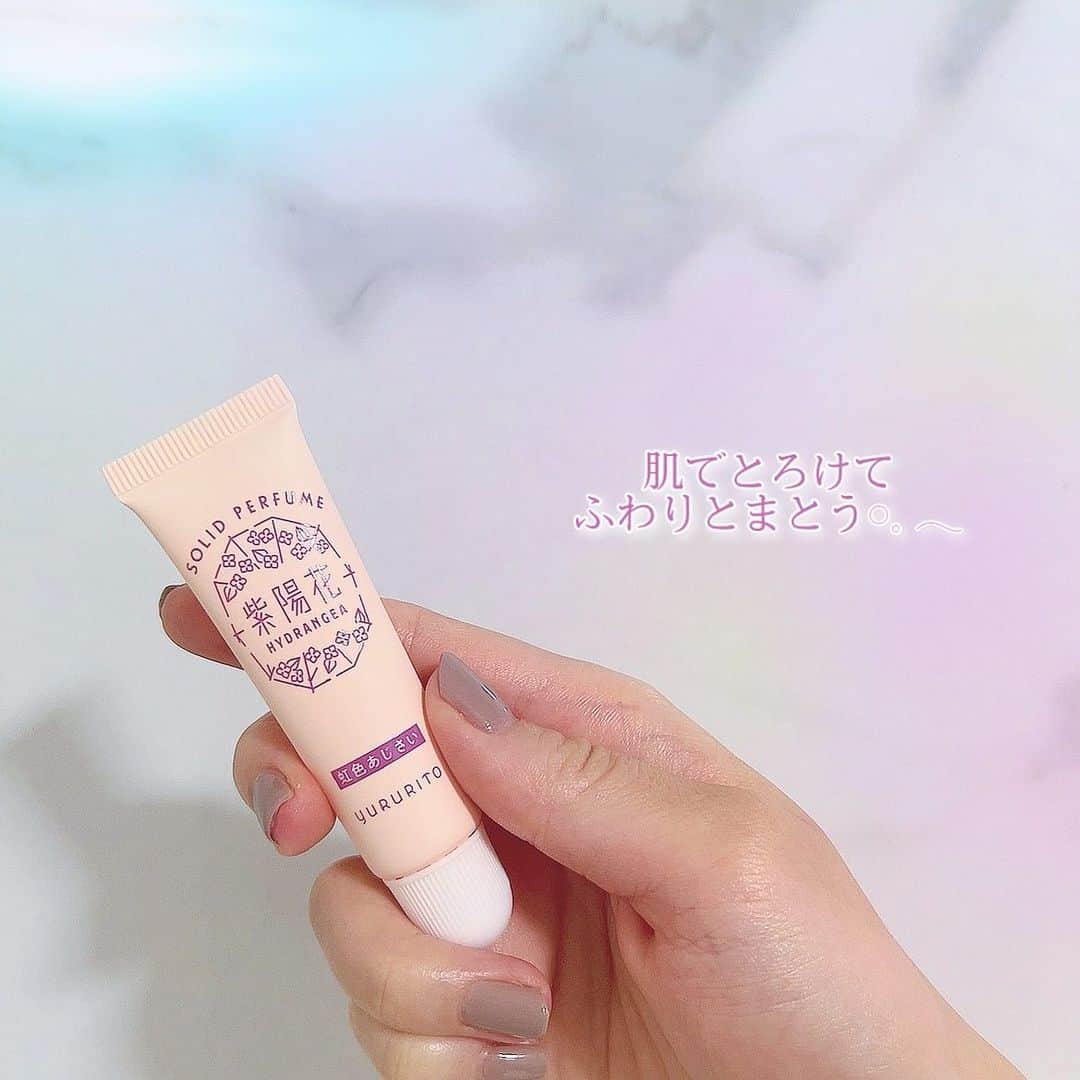 滝川りおのインスタグラム：「GPPさま( @gpp_official )の ゆるりと練り香水〖 虹色あじさい〗の ご紹介𓂃𓍯  肌でとろけて、ふわりとまとう𓏸︎︎︎︎⁡𓈒 𓂃  ◎特長 ︎︎︎︎︎︎☑︎手首･指先･髪の毛に。 ︎︎︎︎︎︎☑︎保湿成分(ホホバ種子油･シア脂)配合。 ︎︎︎︎︎︎☑︎アルコールフリー。  ◎使用感 チューブタイプの練り香水♪ やわらかいテクスチャのバームで お肌にすっととろけて雨上がりを想わせる 心華やぐあじさいの香り𑁍 癒される♡⃛  保湿成分も配合されているので 乾燥しやすい髪の毛先や指先につけています🥰  ふんわりやさしく香るので 強く香るタイプが苦手な方にも使いやすそう♡  また、コンパクトサイズでポーチにもすっぽり！ 持ち歩きにもとっても便利( ¨̮ )  香りは今回ご紹介した〖 虹色あじさい〗のほかに 〖 雨色あじさい〗もあるよ⟡.·*.  これからの季節にもぴったりな紫陽花の香り‪‪❤︎‬ ⸒⸒ 気になる方はぜひ チェックしてみてくださいね💜  #紫陽花 #あじさい #ゆるりと紫陽花 #練り香水 #フレグランス」