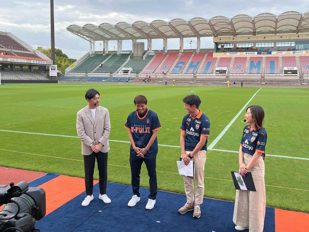 臼井佑奈さんのインスタグラム写真 - (臼井佑奈Instagram)「乾貴士選手が緊急生出演〜🥳最高なKICK OFF! SHIZUOKA でした✨✨  エスパルスは金沢に3発快勝！ 勝利直後のアイスタから生放送でお送りしました🥳乾選手、お疲れのところありがとうございました！ 今日もサポーターを何度も沸かせる、ワクワクするプレーを見せてくれました！啓太さんも解説しながら唸っていましたね〜🪄  2点目は2試合ぶり先発の神谷選手。乾選手のシュートの跳ね返りをゴールに決めました。試合前には「結果を出す」と繰り返し話していた神谷選手のゴールは嬉しかったです！そして、プライベートでも仲が良いという乾選手も嬉しそうでした☺️☺️☺️  次節はアウェイ山形戦！ 乾選手の誕生日の翌日だそうで、ゴールを決めたいと話していました！サポーターのみなさん、ぜひゴールを決めたらバースデーコールお願いします🥳🎂  #jleague #spulse  #鈴木啓太 さん #乾貴士 選手」5月28日 21時06分 - yuna_usui