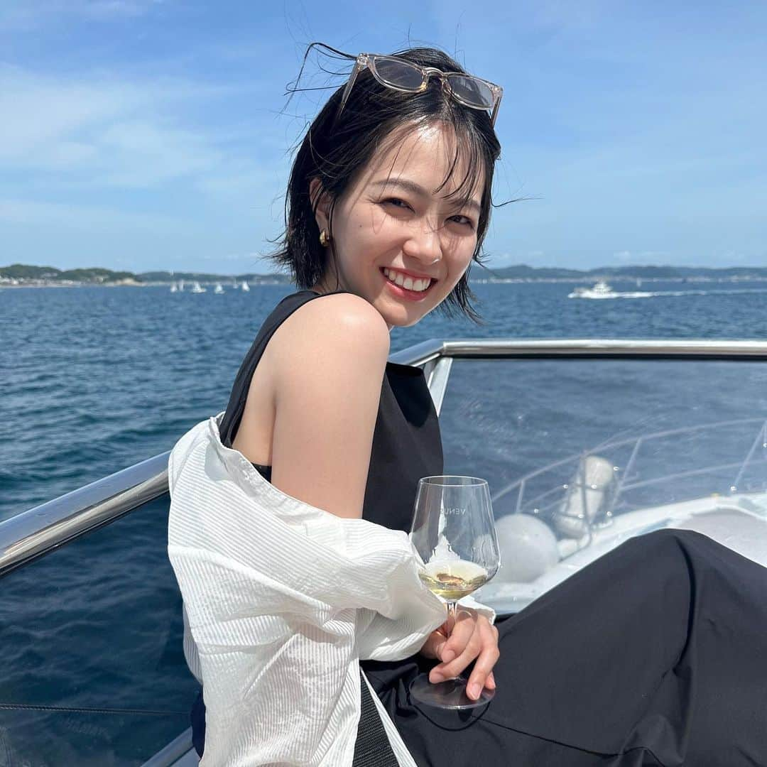 浦郷絵梨佳のインスタグラム：「ラグジュアリーとはこういうこと。って経験をさせてもらった日🛥️🍷  #ぽかぽか陽気 に #船の上で #お昼寝 が #1番の #贅沢 で #気持ちいい と #知りました #日焼け #気にしない #クルージング #ラグジュアリー #体験」