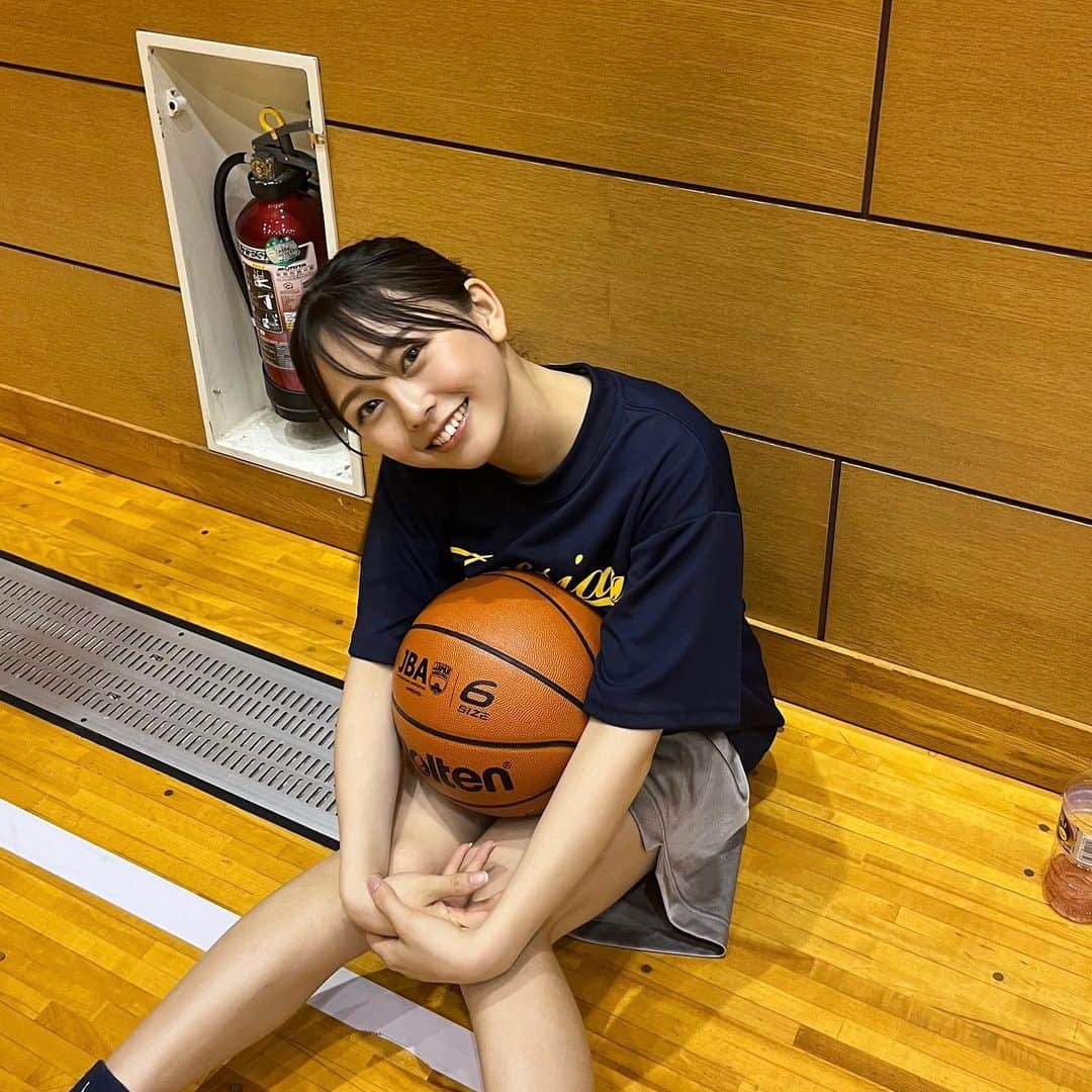 大平萌笑さんのインスタグラム写真 - (大平萌笑Instagram)「久しぶりにバスケしてきた⛹🏻‍♀️ あっつい〜な！！！ 汗かいて気持ちいい✊🏻 バッシュ結ぶ時からうずうず😂 総体の時期、みんな頑張ってね🔥🔥🔥 バスケのワールドカップも楽しみだたああ  動けない、、運動しよ（笑）  #バスケ #バスケ女子 #バスケットボール #fiba #fibawc #スポーツ女子」5月28日 21時07分 - ohiramoe