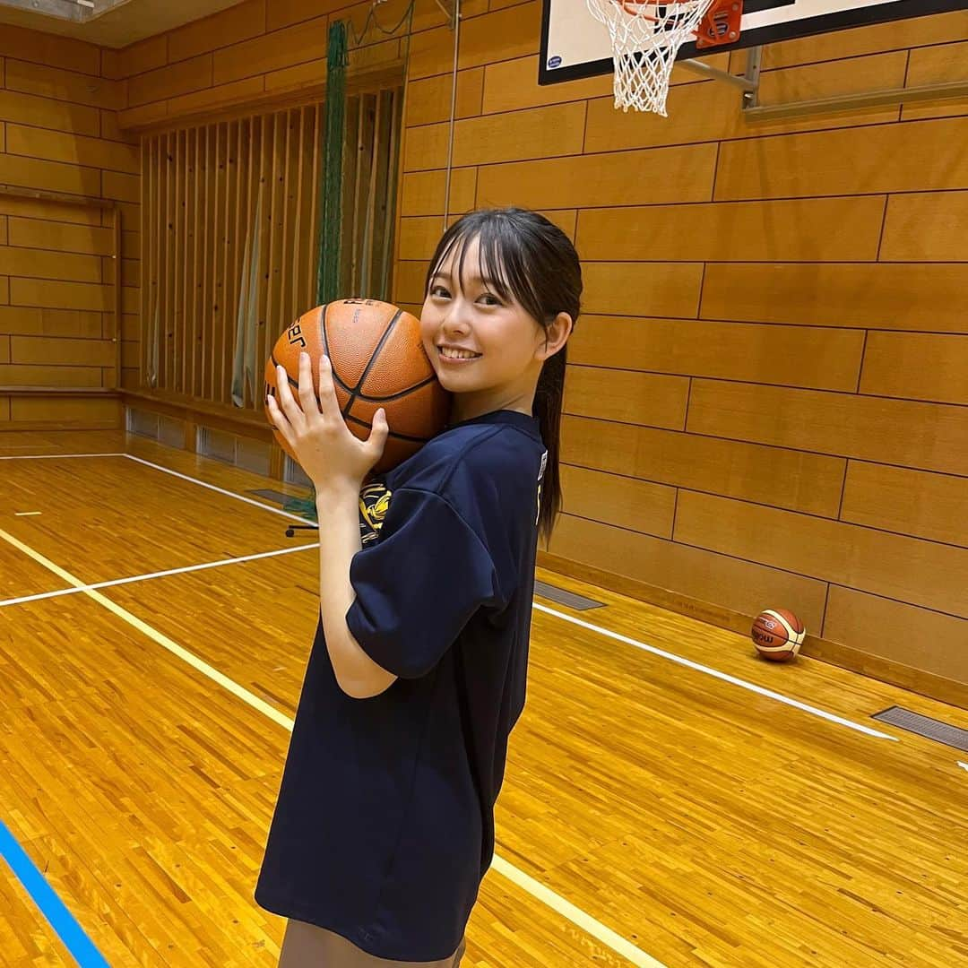 大平萌笑さんのインスタグラム写真 - (大平萌笑Instagram)「久しぶりにバスケしてきた⛹🏻‍♀️ あっつい〜な！！！ 汗かいて気持ちいい✊🏻 バッシュ結ぶ時からうずうず😂 総体の時期、みんな頑張ってね🔥🔥🔥 バスケのワールドカップも楽しみだたああ  動けない、、運動しよ（笑）  #バスケ #バスケ女子 #バスケットボール #fiba #fibawc #スポーツ女子」5月28日 21時07分 - ohiramoe