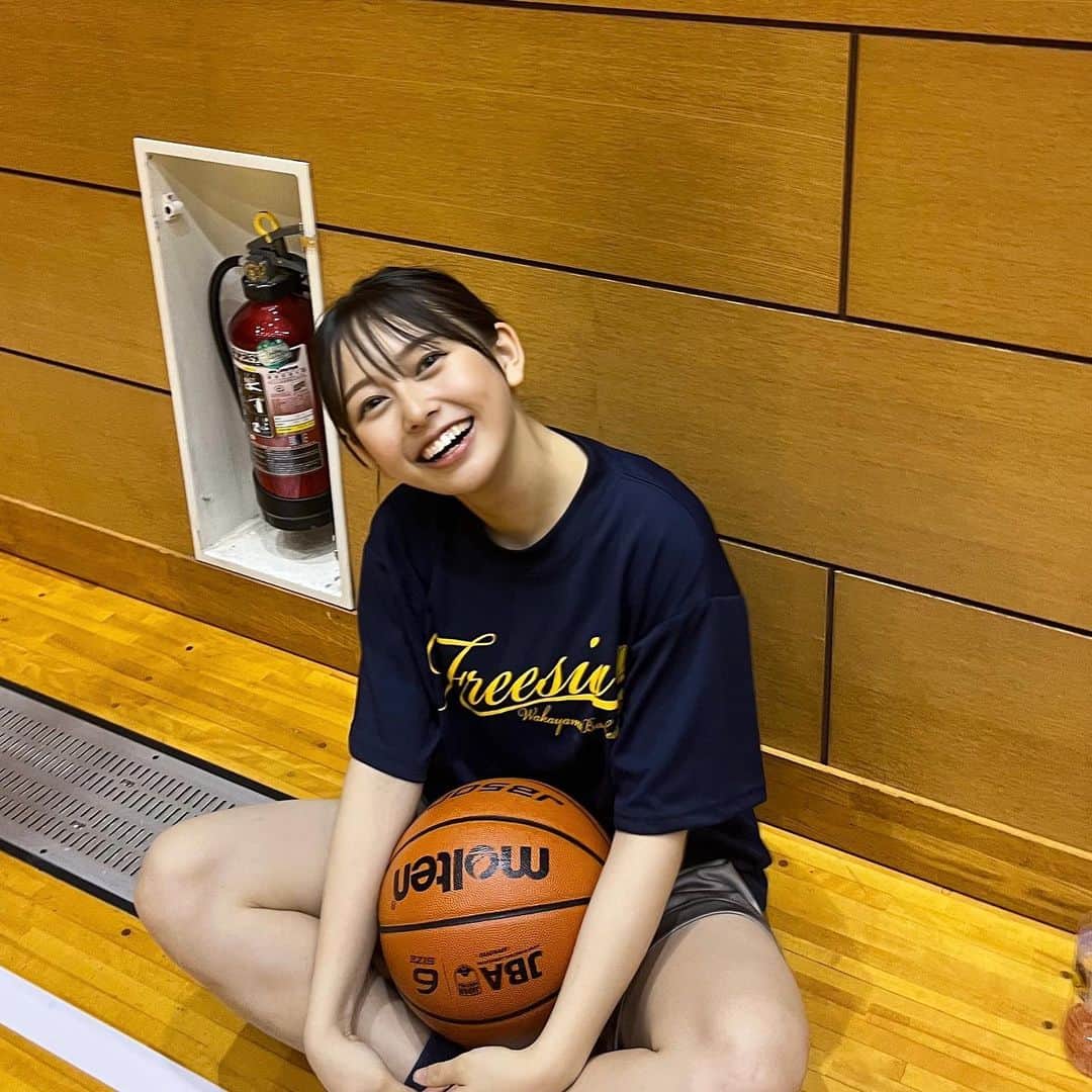 のインスタグラム：「久しぶりにバスケしてきた⛹🏻‍♀️ あっつい〜な！！！ 汗かいて気持ちいい✊🏻 バッシュ結ぶ時からうずうず😂 総体の時期、みんな頑張ってね🔥🔥🔥 バスケのワールドカップも楽しみだたああ  動けない、、運動しよ（笑）  #バスケ #バスケ女子 #バスケットボール #fiba #fibawc #スポーツ女子」