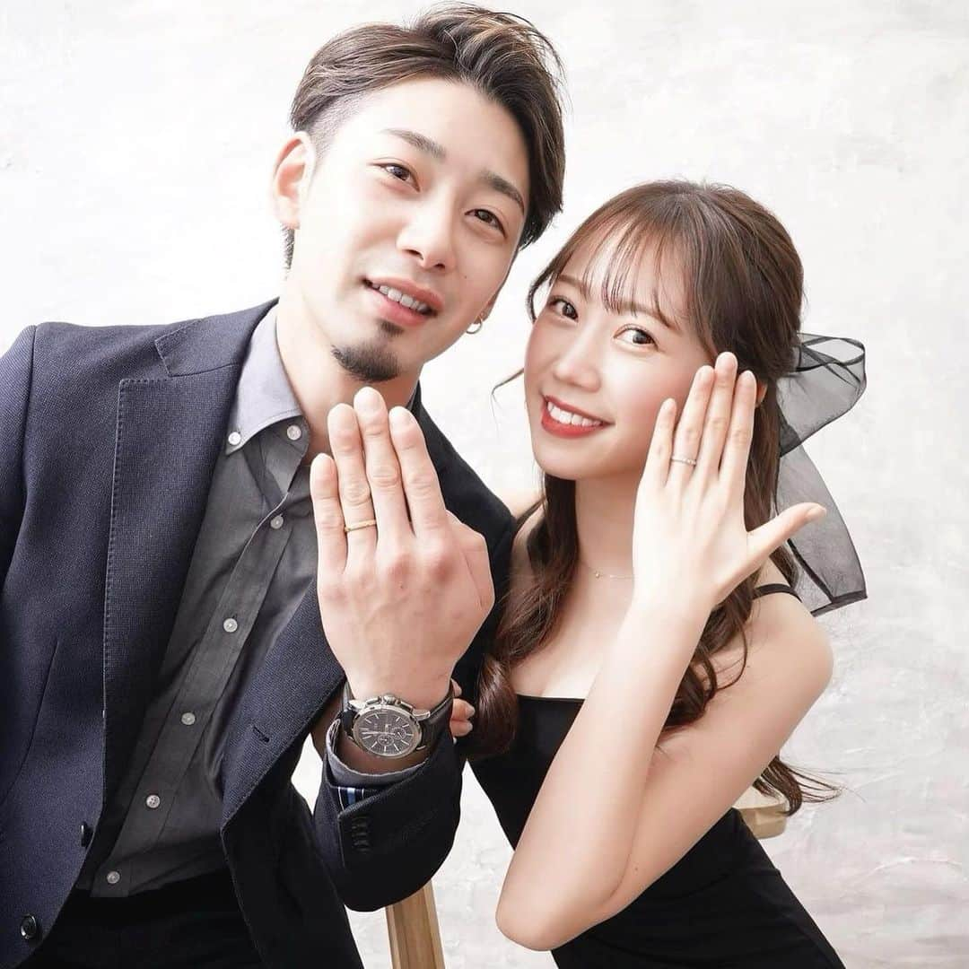 Choole 業界初、オンライン結婚式準備サービスさんのインスタグラム写真 - (Choole 業界初、オンライン結婚式準備サービスInstagram)「【#入籍記念フォト】 #入籍フォト こんばんは！トキハナ編集部です✨ - - - - 今回はオシャレすぎる…♡『入籍記念フォト』をご紹介📸 - - - - Photo by @uni.uni0910  @_yuy104_  @szel_1029  @rina_9678  @rikonon0718  - - - - ——————————————————  ⚜️トキハナInstagramとは？ ・結婚式準備に役立つ情報を毎日投稿♡ ・まだ結婚式場が決まっていない花嫁さまへ🌸 ドレス試着・パーソナルカラー診断イベント を定期開催中👗🌈 ・お見逃しのないよう @tokihana_weddingからフォローください✨  ⚜️トキハナって？ LINEで式場探し使いやすさNo.1✨ 『結婚式場見学予約サイト👰🏻‍♀️』  🕊トキハナの特徴🕊 ・持ち込みOKの式場掲載数No.1(自社調べ)👑 ・即決不要で、最大割引が貰える💰 ・自分たちの費用が見学前にわかるから安心💛 ・LINEでいつでも元プランナーに相談できる💡 ・カンタン診断で好みの式場が見つけられる💖 ・ドレス最大50%オフクーポンもget👗 登録はID検索orQRコードから▼ ID:@608xvfyd  ————————————————— #ドレス試着 #ウエディングドレス#カラードレス#ドレス試着レポ#プレ花嫁#卒花嫁#トキハナ」5月28日 21時08分 - tokihana_wedding