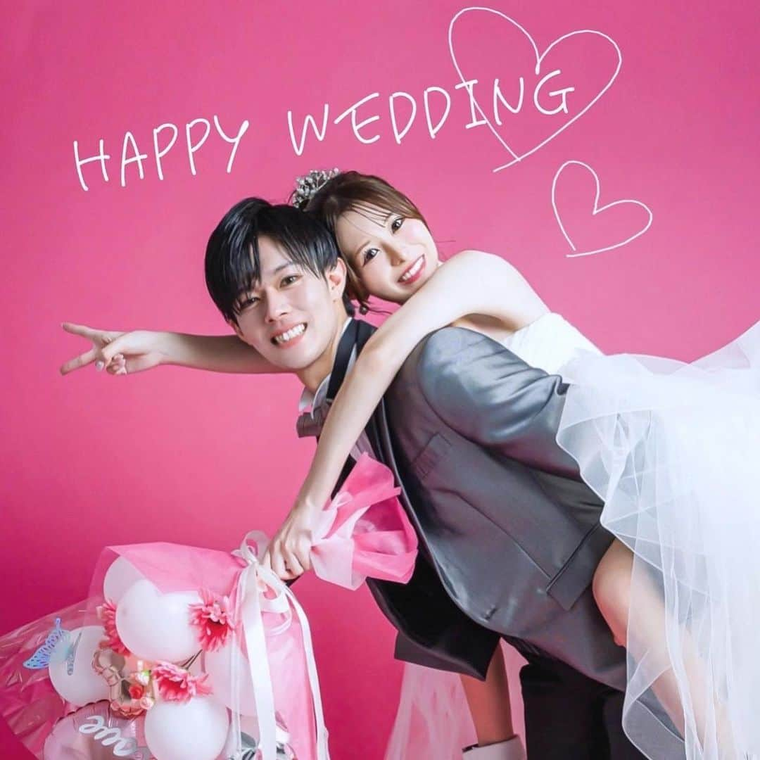 Choole 業界初、オンライン結婚式準備サービスさんのインスタグラム写真 - (Choole 業界初、オンライン結婚式準備サービスInstagram)「【#入籍記念フォト】 #入籍フォト こんばんは！トキハナ編集部です✨ - - - - 今回はオシャレすぎる…♡『入籍記念フォト』をご紹介📸 - - - - Photo by @uni.uni0910  @_yuy104_  @szel_1029  @rina_9678  @rikonon0718  - - - - ——————————————————  ⚜️トキハナInstagramとは？ ・結婚式準備に役立つ情報を毎日投稿♡ ・まだ結婚式場が決まっていない花嫁さまへ🌸 ドレス試着・パーソナルカラー診断イベント を定期開催中👗🌈 ・お見逃しのないよう @tokihana_weddingからフォローください✨  ⚜️トキハナって？ LINEで式場探し使いやすさNo.1✨ 『結婚式場見学予約サイト👰🏻‍♀️』  🕊トキハナの特徴🕊 ・持ち込みOKの式場掲載数No.1(自社調べ)👑 ・即決不要で、最大割引が貰える💰 ・自分たちの費用が見学前にわかるから安心💛 ・LINEでいつでも元プランナーに相談できる💡 ・カンタン診断で好みの式場が見つけられる💖 ・ドレス最大50%オフクーポンもget👗 登録はID検索orQRコードから▼ ID:@608xvfyd  ————————————————— #ドレス試着 #ウエディングドレス#カラードレス#ドレス試着レポ#プレ花嫁#卒花嫁#トキハナ」5月28日 21時08分 - tokihana_wedding