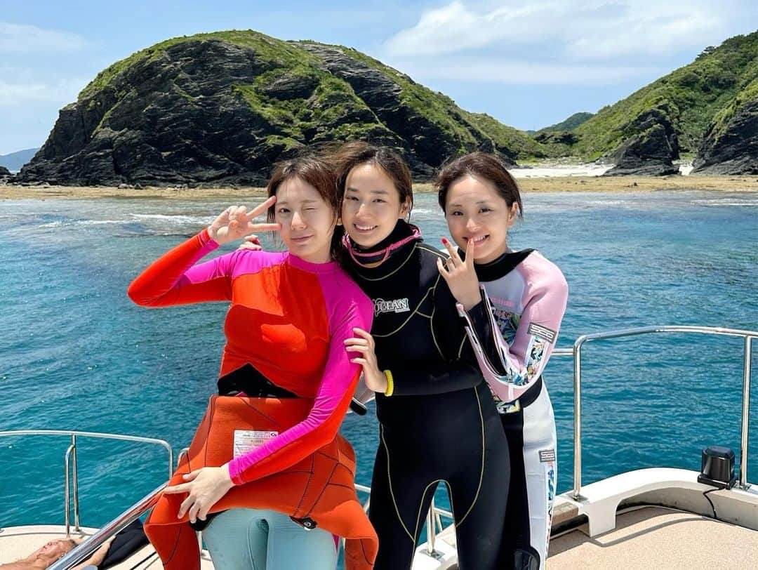高嶋香帆さんのインスタグラム写真 - (高嶋香帆Instagram)「沖縄、慶良間諸島でのダイビング🤿 お世話になったココオーシャンから写真が届いたーー！🥰 @cocoocean.okinawa   梅雨入りしたにも関わらず、奇跡的に晴れてくれた日に リフレッシュダイブ、ファンダイブ、ドラフトダイブと3回も潜ることが出来ました！  海の中では様々な出会いがあり、 ダイビングスポットへ航行する道中、沖縄では珍しくイルカが船の近くまで挨拶しにきてくれたり！🐬 産卵するために珊瑚へ集まるウミガメや、🐢 コブシメという何とも美味しそうな名前のイカがいたり🦑  タツノオトシゴや、ウミヘビ、ウミウシ、フグなど あーーーーー、、、楽しかった🥺  魚が泳いでいる姿を見ているだけでわくわくするし、食べると美味しいし何なの？🥺  ダイビングは5年ぶりでしたが、 もっと定期的に行きたくなりました🥺  船も楽しかったぁー！ 全く船酔いしないの人として恵まれているのだと実感しましたー！  長文！笑」5月28日 21時08分 - kaho_takashima