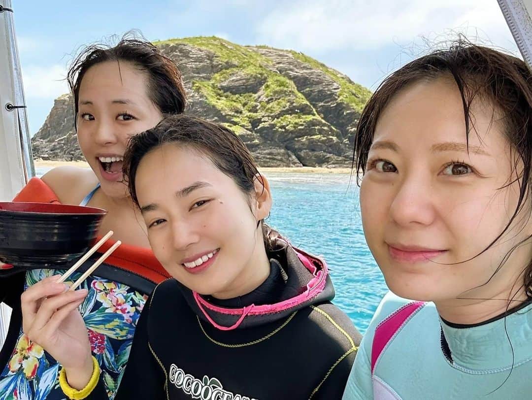 高嶋香帆さんのインスタグラム写真 - (高嶋香帆Instagram)「沖縄、慶良間諸島でのダイビング🤿 お世話になったココオーシャンから写真が届いたーー！🥰 @cocoocean.okinawa   梅雨入りしたにも関わらず、奇跡的に晴れてくれた日に リフレッシュダイブ、ファンダイブ、ドラフトダイブと3回も潜ることが出来ました！  海の中では様々な出会いがあり、 ダイビングスポットへ航行する道中、沖縄では珍しくイルカが船の近くまで挨拶しにきてくれたり！🐬 産卵するために珊瑚へ集まるウミガメや、🐢 コブシメという何とも美味しそうな名前のイカがいたり🦑  タツノオトシゴや、ウミヘビ、ウミウシ、フグなど あーーーーー、、、楽しかった🥺  魚が泳いでいる姿を見ているだけでわくわくするし、食べると美味しいし何なの？🥺  ダイビングは5年ぶりでしたが、 もっと定期的に行きたくなりました🥺  船も楽しかったぁー！ 全く船酔いしないの人として恵まれているのだと実感しましたー！  長文！笑」5月28日 21時08分 - kaho_takashima