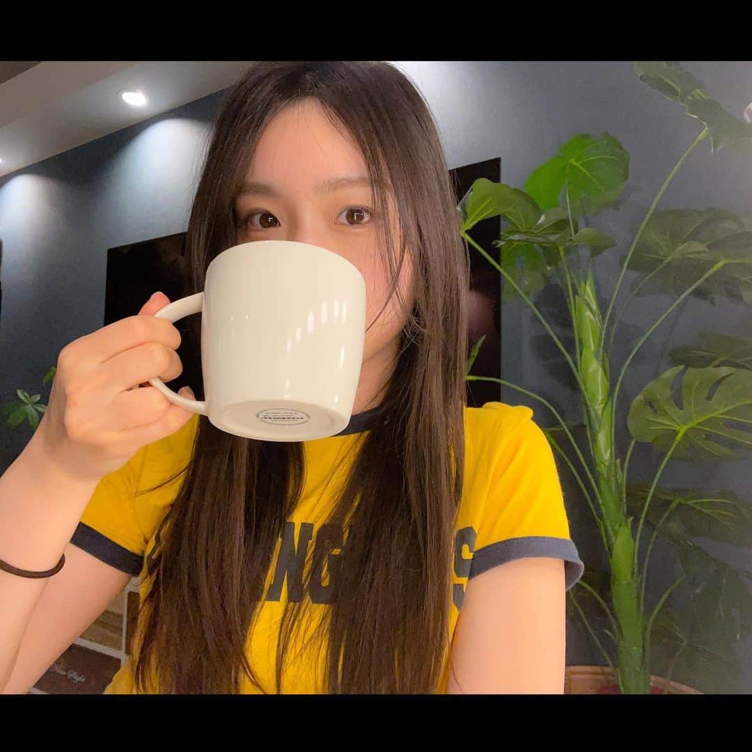 葉山柚子のインスタグラム：「#なんか間違えちゃった #今日もお疲れ様でした #コーヒーでも飲んでください #ソイラテです #おやすみなさい🌙 #晩安 #黄色いtシャツ #losangeles #直毛代表」
