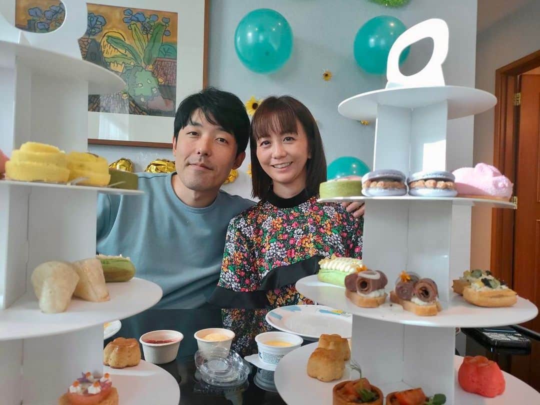 福田萌のインスタグラム：「買い物を済ませて家に帰ると…  なんと娘企画のサプライズで私の誕生日を家族にお祝いしてもらいました🎉  しかも、今年はケーキではなく、『おうちアフタヌーンティー』。  豪華なお菓子や惣菜のタワーのアフタヌーンティーを家で楽しめるなんて知りませんでした！  全部9歳の娘が、iPadを駆使して自らリサーチしてくれたんだそうです📝  豪華で楽しい誕生日パーティーになりました🎉  おうちアフタヌーンティーはJ.W.マリオットのものでした。  TWGの紅茶セットもついてました🫖」