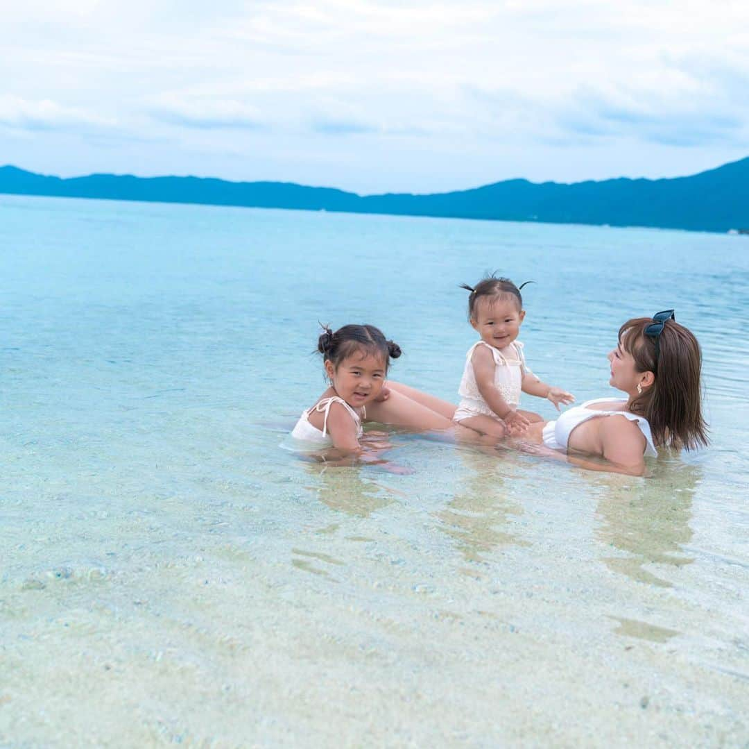 三浦あくりさんのインスタグラム写真 - (三浦あくりInstagram)「石垣の素晴らしいビーチで family photoを撮ってもらったの🥹🤍 . 普段、パパと娘の写真は沢山あっても ママと子供達との自然な写真って中々なくって しかも石垣の素晴らしいビーチで 撮ってくださり本当に涙が出るくらい幸せでした😢🤍🤍🤍🤍 . ちびあくのnewborn photoを 撮ってくださったみなこさんが 石垣に移住なさっていて 連絡を下さり、急遽石垣のビーチで 遊んでる所を撮ってくださった神様😵‍💫🤍 . 石垣でフォトスタジオもやっていたり ロケーションフォトもやっていたり ちびあくのnewbornの時も 自然体で優しいお写真を撮って下さるみなこさん。 . 何故だか、初めて会った時から あったかい優しいみなこさんに 私は子供のように甘えたくなる 母性に溢れた心の綺麗な素敵な人で 石垣のオススメのお店やビーチも 沢山ご紹介してくださり こんな素敵な写真を撮ってくださり 本当にしあわせです😭🤍🤍 . 石垣へ行った際には 素敵な思い出を是非残してみてください😊🤍 旅行中というのもあり、今まで撮っていただいた家族写真の中で1番リラックスして1番のお気に入りの大切な写真ができました♡ 心から感謝です🫶 Photo by @ishigaki_heart_photos  . . #フォトスタジオ #ロケーションフォト #石垣島 #家族写真 #石垣島旅行 #子連れ旅行」5月28日 21時19分 - akurimiura