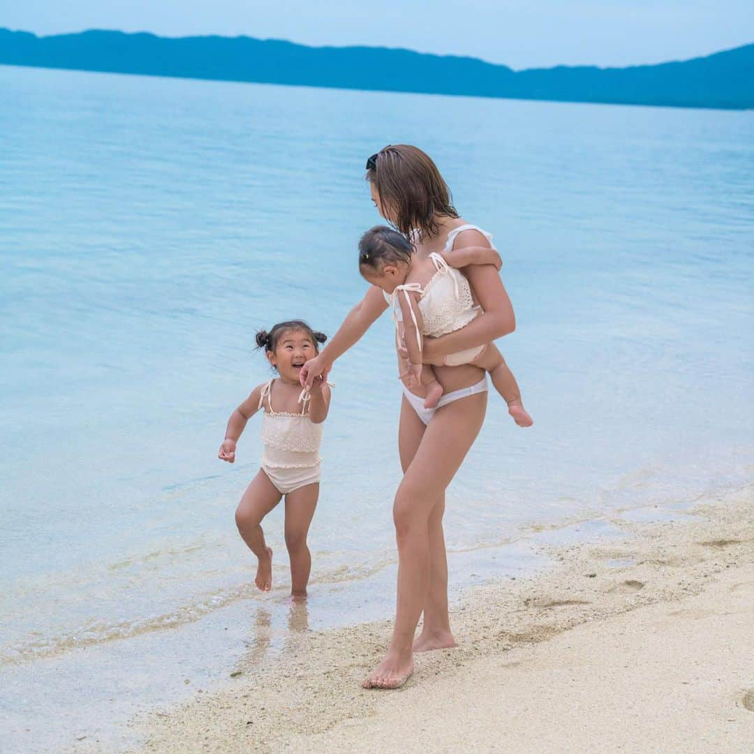 三浦あくりさんのインスタグラム写真 - (三浦あくりInstagram)「石垣の素晴らしいビーチで family photoを撮ってもらったの🥹🤍 . 普段、パパと娘の写真は沢山あっても ママと子供達との自然な写真って中々なくって しかも石垣の素晴らしいビーチで 撮ってくださり本当に涙が出るくらい幸せでした😢🤍🤍🤍🤍 . ちびあくのnewborn photoを 撮ってくださったみなこさんが 石垣に移住なさっていて 連絡を下さり、急遽石垣のビーチで 遊んでる所を撮ってくださった神様😵‍💫🤍 . 石垣でフォトスタジオもやっていたり ロケーションフォトもやっていたり ちびあくのnewbornの時も 自然体で優しいお写真を撮って下さるみなこさん。 . 何故だか、初めて会った時から あったかい優しいみなこさんに 私は子供のように甘えたくなる 母性に溢れた心の綺麗な素敵な人で 石垣のオススメのお店やビーチも 沢山ご紹介してくださり こんな素敵な写真を撮ってくださり 本当にしあわせです😭🤍🤍 . 石垣へ行った際には 素敵な思い出を是非残してみてください😊🤍 旅行中というのもあり、今まで撮っていただいた家族写真の中で1番リラックスして1番のお気に入りの大切な写真ができました♡ 心から感謝です🫶 Photo by @ishigaki_heart_photos  . . #フォトスタジオ #ロケーションフォト #石垣島 #家族写真 #石垣島旅行 #子連れ旅行」5月28日 21時19分 - akurimiura