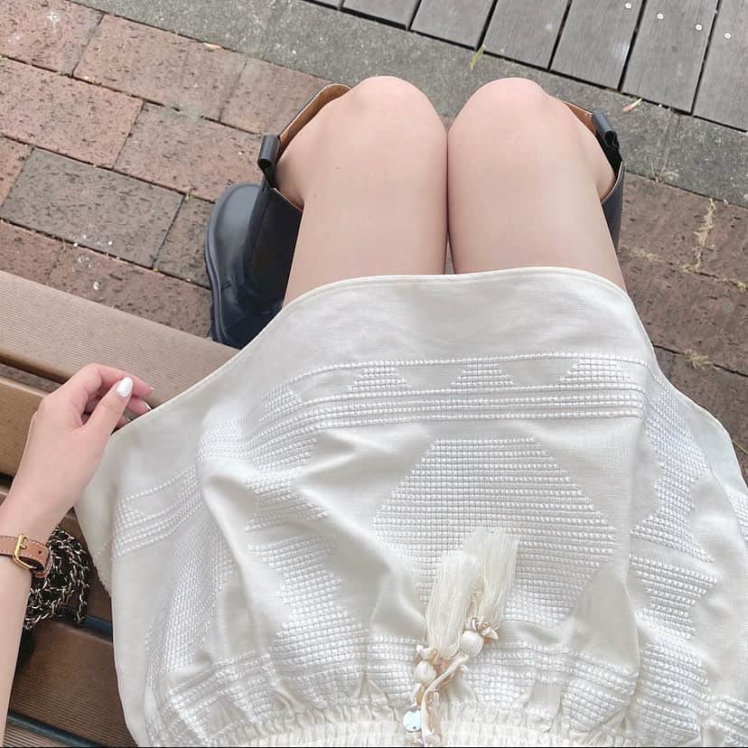 Maiさんのインスタグラム写真 - (MaiInstagram)「・ @zara のフレアスカート🌷  白のフレアスカート欲しくて探してて💭  ZARAのオンラインで見つけたこのスカートが実際届いたら可愛いかった💛  デザインは2枚目が分かりやすいと思います♪  品番・サイズなどブログに詳しく書きました📝  #zara #poloralphlauren #chanel #celine #celinebyhedislimane」5月28日 21時19分 - maimaimai1016