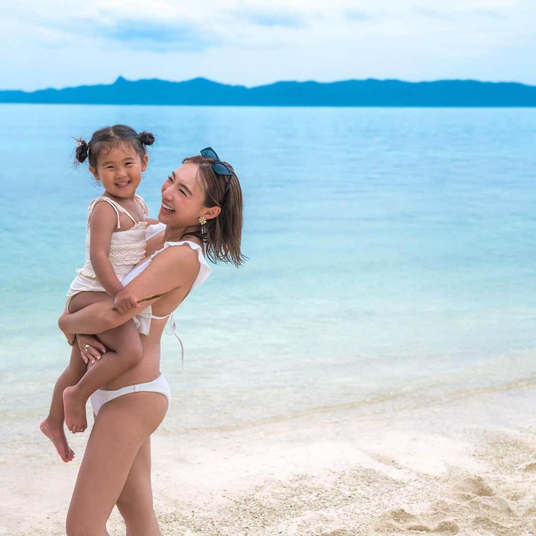 三浦あくりのインスタグラム：「石垣の素晴らしいビーチで family photoを撮ってもらったの🥹🤍 . 普段、パパと娘の写真は沢山あっても ママと子供達との自然な写真って中々なくって しかも石垣の素晴らしいビーチで 撮ってくださり本当に涙が出るくらい幸せでした😢🤍🤍🤍🤍 . ちびあくのnewborn photoを 撮ってくださったみなこさんが 石垣に移住なさっていて 連絡を下さり、急遽石垣のビーチで 遊んでる所を撮ってくださった神様😵‍💫🤍 . 石垣でフォトスタジオもやっていたり ロケーションフォトもやっていたり ちびあくのnewbornの時も 自然体で優しいお写真を撮って下さるみなこさん。 . 何故だか、初めて会った時から あったかい優しいみなこさんに 私は子供のように甘えたくなる 母性に溢れた心の綺麗な素敵な人で 石垣のオススメのお店やビーチも 沢山ご紹介してくださり こんな素敵な写真を撮ってくださり 本当にしあわせです😭🤍🤍 . 石垣へ行った際には 素敵な思い出を是非残してみてください😊🤍 旅行中というのもあり、今まで撮っていただいた家族写真の中で1番リラックスして1番のお気に入りの大切な写真ができました♡ 心から感謝です🫶 Photo by @ishigaki_heart_photos  . . #フォトスタジオ #ロケーションフォト #石垣島 #家族写真 #石垣島旅行 #子連れ旅行」