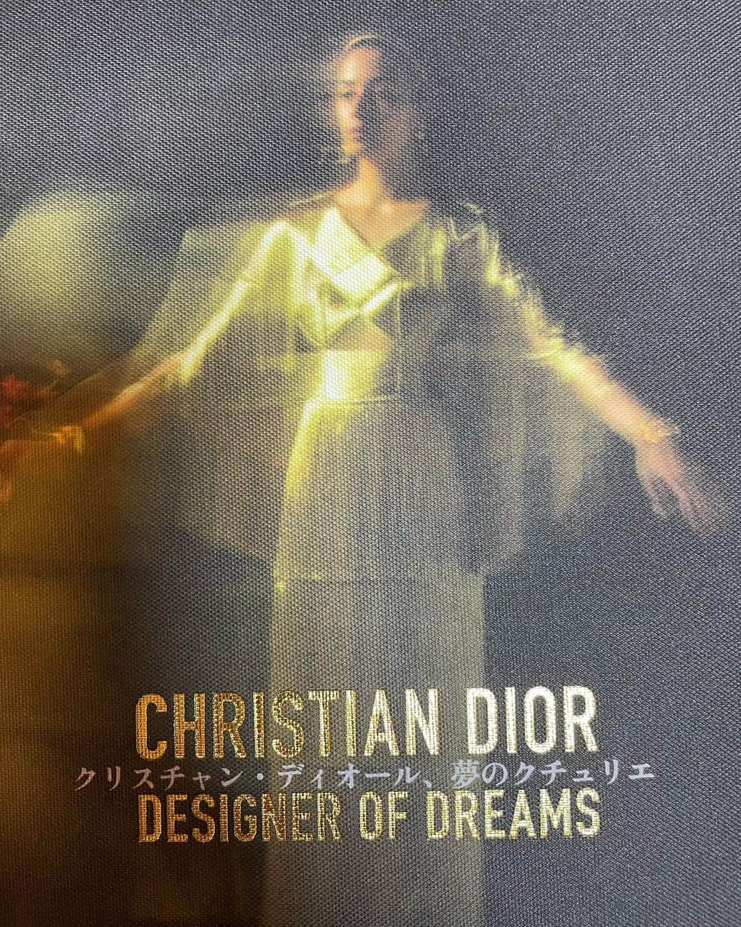 白幡啓さんのインスタグラム写真 - (白幡啓Instagram)「『クリスチャン・ディオール 夢の　クチュリェ』　展  クリスチャン・ディオール からマリア・グラツィア・キウリへと 脈々と受け継がれた "女性をより美しく、より幸福に" と言う　魂のこもった圧巻の 芸術的な数々の服に飲み込まれた 時間でした それぞれの時代のクリエィティブディレクターの個性と ディオールへの敬意が融合した コレクションがこんなに沢山 一挙に観れる機会が日本にやって来て、半ば無理やりチケットを とってくれたSHIHOちゃん 本当にありがとうございました❤️✨❤️  個人的には圧倒的な色彩と華やかなデザインの中にある 動かない静かさを感じた ジョンガリアーノのドレスを ひたすら追ってしまっていたなぁ ドレスが"君臨"している感じ。  真っ白な世界のトワルの部屋で 夢うつつの私の前を歩く 若い服飾関係か？ 学生さんらしき女子二人組が 「これ、大変そうだねぇー」 と言う会話を聞いて そーきたか？！と思ったり デザイン画にモデルの名前が 貼ってある舞台裏（どの服？！って焦りそうね） まで堪能できた 良い一日でした。  今回人気で展覧会に行けなかった方々も 高木由利子氏による写真が掲載された本だけでも是非ご覧頂きたい。  服に携わる末端のその先の 身としても お洋服には夢がある事を 感じる事ができました。  @shiho_style  貴重な時間のチケットをありがとうございました。 @sadaebam  @taekohigashihara  気持ちの良い日をありがとう。」5月28日 21時20分 - 1030kei