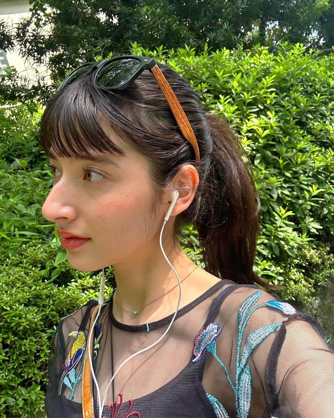 LINA（吉村リナ）のインスタグラム：「「お願いだからもう二度と雨を降らせないで」と、空には頼めない。  物事が思う通りに進まなかったり、 最も頼りにしていた友情が一瞬で壊れたり、 夢にみたこともないハプニングが起きたり、 優柔不断すぎて１歩も踏み出せない自分にくたびれ果てたり、  生きていると、いろいろあるね🥀  でも。  雨には雨の、蜂には蜂の、ミミズにはミミズの欠かせない役割があるのと同じように  人間の視点からだと「嫌だ」と思うようなことも、実はやがて予想もしなかった美しい花を咲かせるために、必要なプロセスだったりする🌱  私たちは、太陽の光を避けて暗闇だけで生きることができないのと同じように、雨を避けて生きることもできない。  コントロールできないことをコントロールしようともがくのではなくて、 唯一コントロールできる私たちの「捉え方」を変えてみよう🐝🍯🌼♻️  それぞれの状況がもたらす意味と その儚い経験の美しさに目を向けて。  「学び」という種のギフトをたくさん受け取りながら、成長しよう...🌹🤝  Love,  ・ ・  #reminderforyoursoul #今日の心のリマインダー #そして久々のポニーテール」