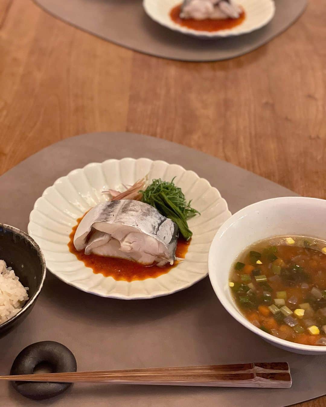 松見早枝子さんのインスタグラム写真 - (松見早枝子Instagram)「何をしても美味しい#太刀魚 😋 ・ 考えたら蒸したことが無かったなぁと思い、今日は ■蒸し太刀魚の焼き赤ピーマンだれ に😊 ・ 中と表面に塩をふって、使った後のだし昆布の上で蒸して、10分ほど。 ・ タレは、煮切り酒&みりん・しょうゆ・おろししょうが&にんにく・米油に、今日は黒くなるまで焼いて皮を剥いた赤ピーマンを加えてミキサーにかけ、ほろ苦な夏らしいタレに。 ・ 私は薬味もたっぷり添えて。 ・ 蒸してもやっぱり美味しい‼️ ・ あとは、 ■とうもろこしの中華スープ を具沢山にして、簡単3品ごはん🥢 ・ 冷蔵庫の残り食材一掃メニューでした🧹 ・ 東京は明日は雨の予報☂️ ・ 今週はずっとお天気がイマイチだそうだから、曇りの時間をみて買い物に行かねばですねー❗️🏃🏻‍♀️🏃🏻‍♀️ ・ ・ #うちごはん #おうちごはん #魚料理 #タチウオ #粮理家 #ウェルネスフードスタイリスト #松見早枝子」5月28日 21時12分 - saekomatsumi