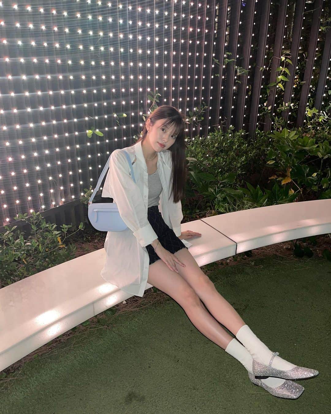 のインスタグラム：「.  キラキラにしか目がいかないみたい  shoes : @yieyie_official  shirt : @mercuryduo_com  skirt : @aland_jp  bag : @burberry」