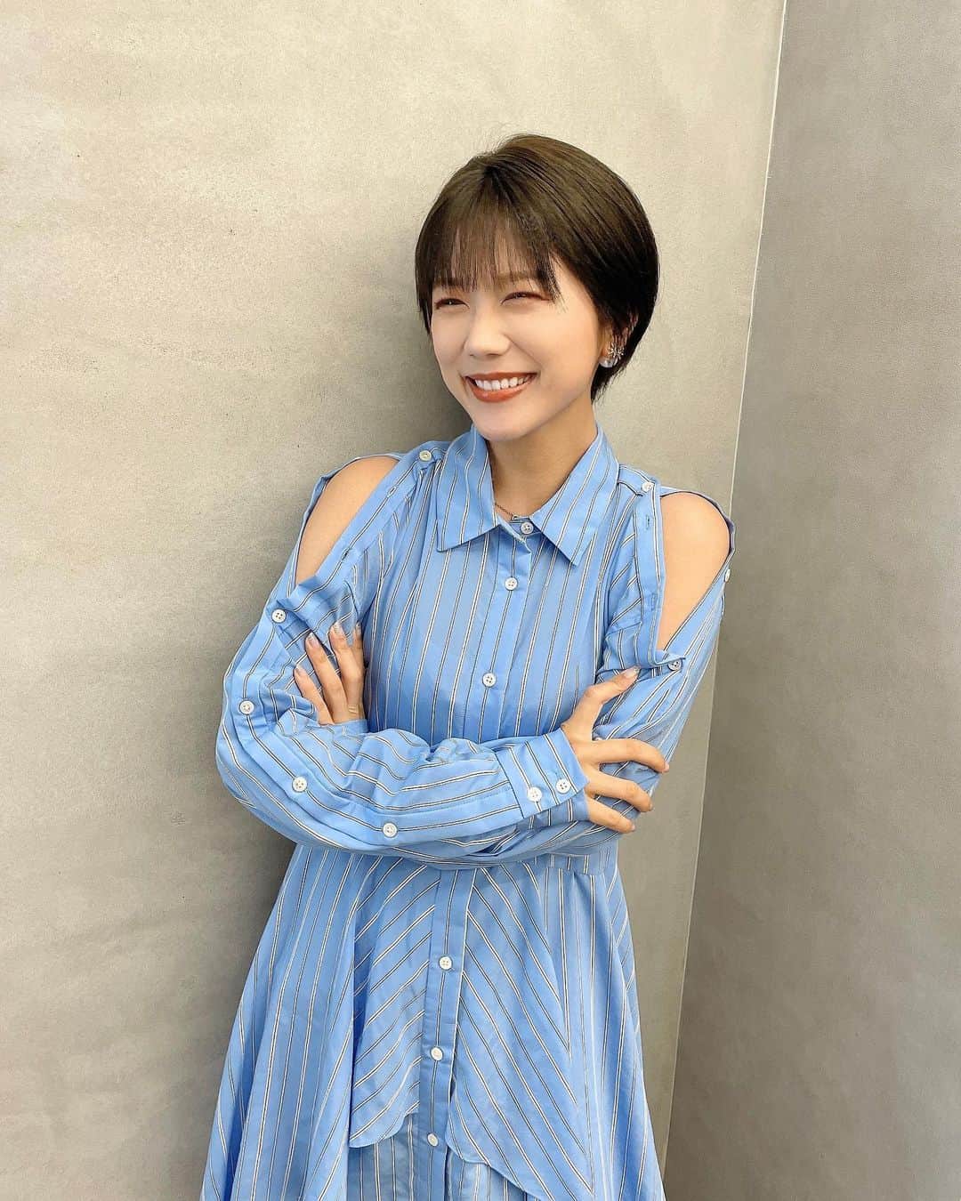 海江田麻貴さんのインスタグラム写真 - (海江田麻貴Instagram)「ㅤㅤㅤㅤㅤ  ㅤㅤㅤㅤㅤ 透明感カラー🫧🤍 天才〜！！！🩵 @miho.katayama73   ㅤㅤㅤㅤㅤ 毛量が多い+湿気でもさもさしてたのを スッッッキリさせてもらって頭ちっちゃくなって最高🥳  ㅤㅤㅤㅤㅤ 大人かわいく仕上げてもらった🤍 2年ぶりにブリーチしたので色落ちがたのしみ〜🫧  ㅤㅤㅤㅤㅤ  ㅤㅤㅤㅤㅤ  ㅤㅤㅤㅤㅤ  ㅤㅤㅤㅤㅤ#北堀江美容室 #堀江美容室 #ショートヘア #前髪パーマ #シースルー前髪 #シースルートップス #japanesegirl #日本女孩 #メンテナンス #ヘアメンテナンスㅤㅤㅤㅤㅤ　#オリーブグレージュ #ブリーチカラー #透明感カラー #大人かわいい #ハンサムショート #ハンサムショート女子 #くびれショート #丸みショート」5月28日 21時13分 - _makiii0924_