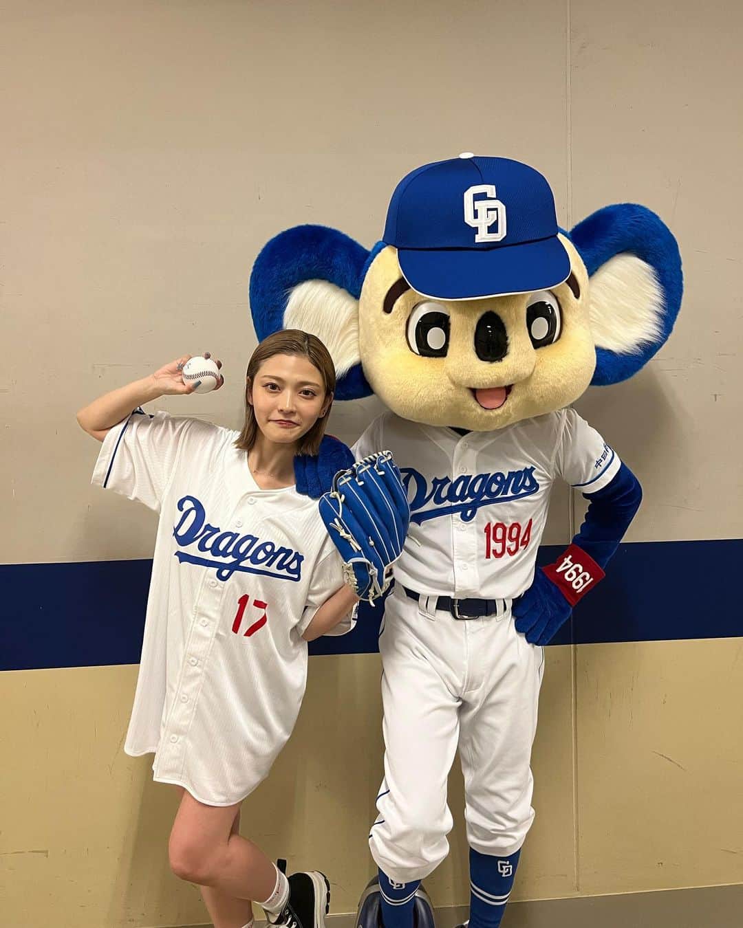 櫻井音乃さんのインスタグラム写真 - (櫻井音乃Instagram)「ドラゴンズの皆様。勝利おめでとうございます。そして、勝利の女神にしてくださりありがとうございます。いい経験になりました。 ・ 緊張して頭が真っ白でしたが、無事ノーバンの目標達成しました！ 柳選手がボールの持ち方から教えてくださり、キャッチボールも一緒にしていただきました。 柳選手のおかげと言ってもいいほどです！ありがとうございました。 ・ ドラゴンズの皆様お疲れ様です☺️ #始球式 #中日ドラゴンズ」5月28日 21時14分 - o_to.08